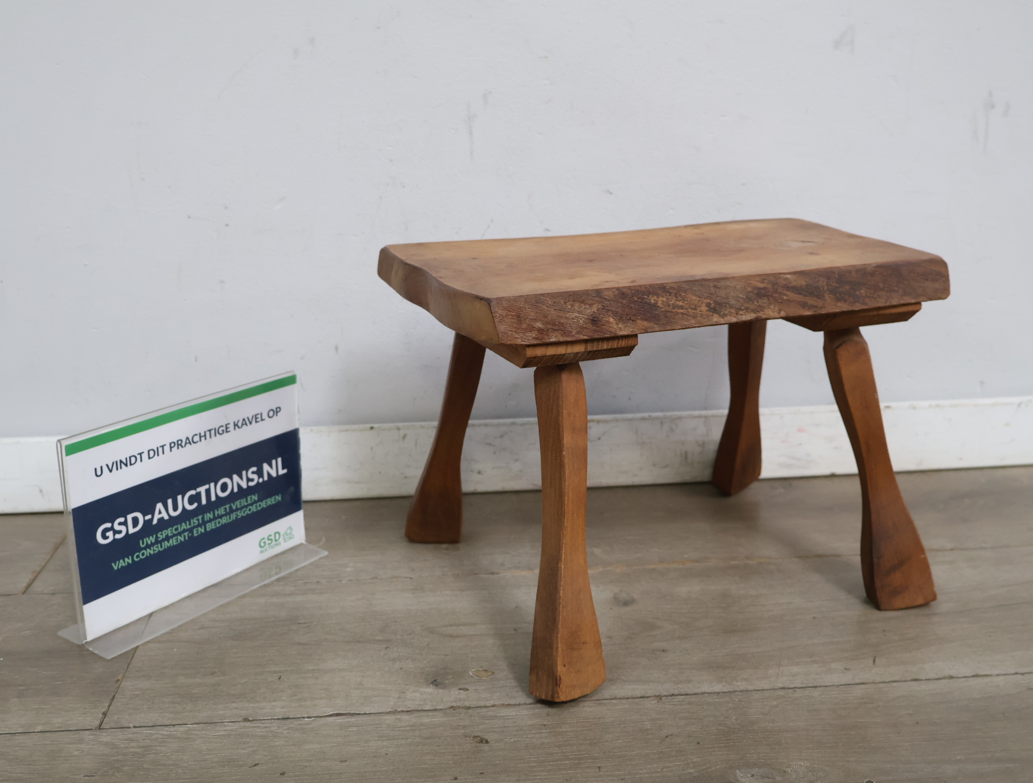 Rustiek houten krukje – foto 2 – kavel bij GSD Auctions, Zoeterwoude