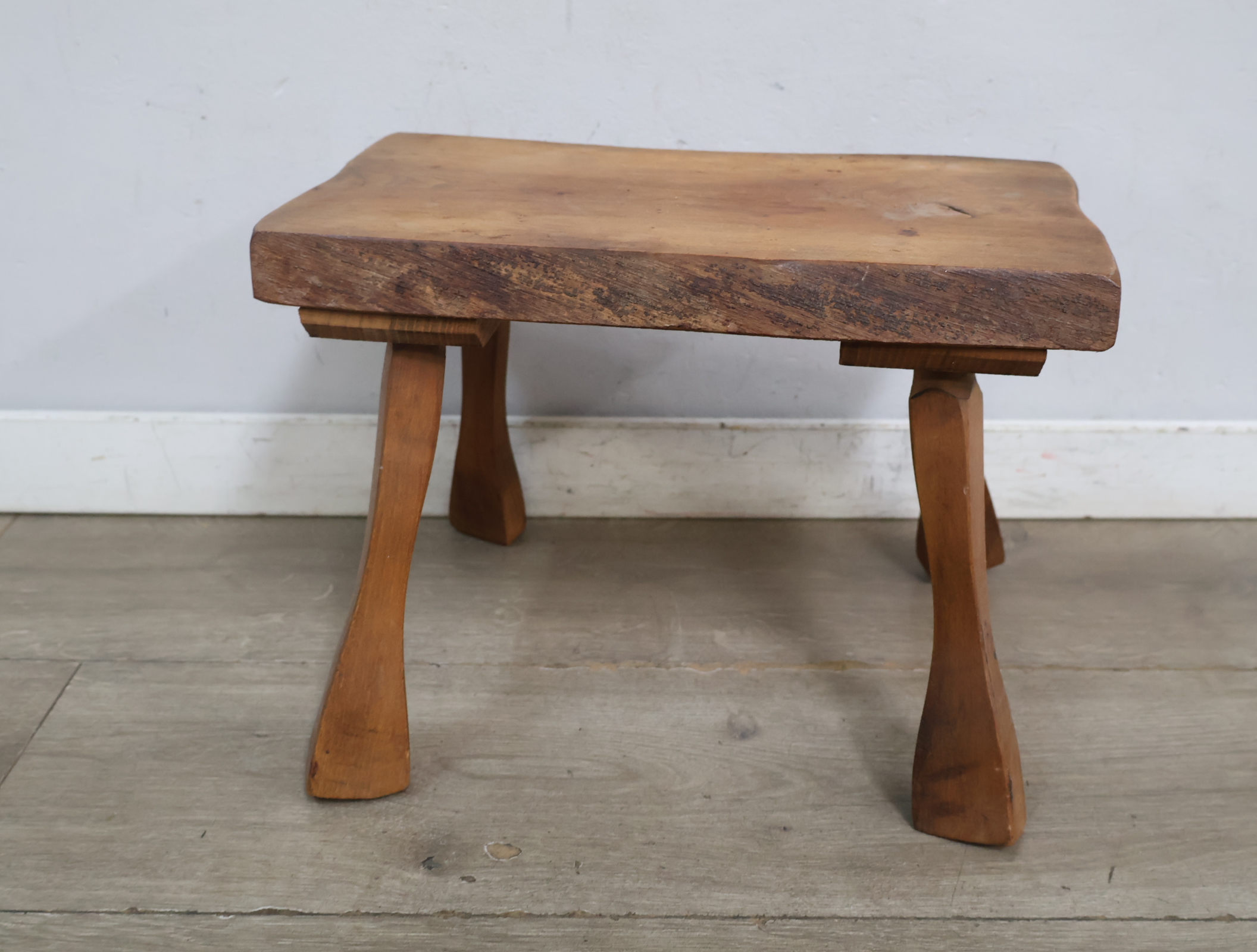 Rustiek houten krukje – foto 3 – kavel bij GSD Auctions, Zoeterwoude