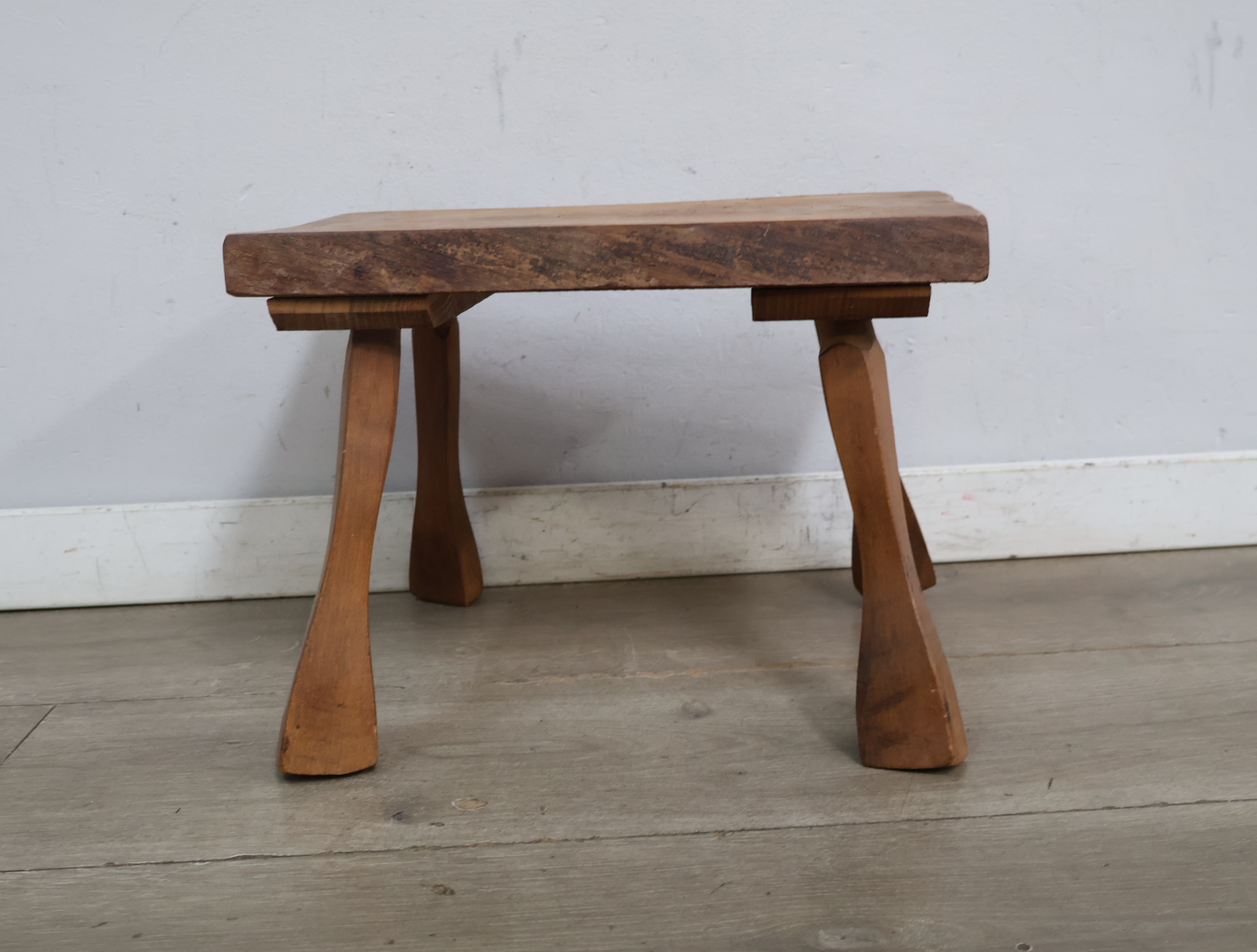 Rustiek houten krukje – foto 4 – kavel bij GSD Auctions, Zoeterwoude