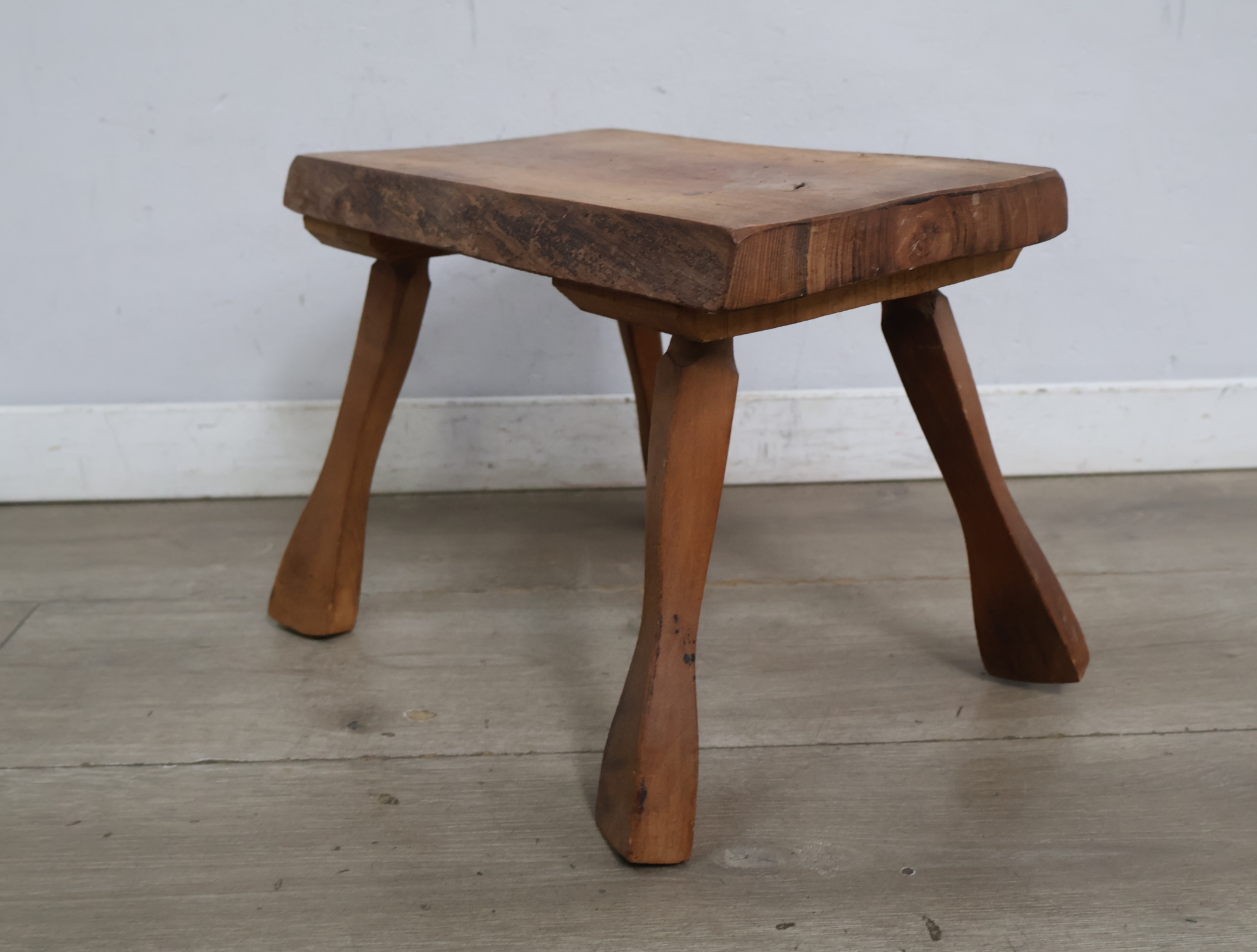 Rustiek houten krukje – foto 5 – kavel bij GSD Auctions, Zoeterwoude