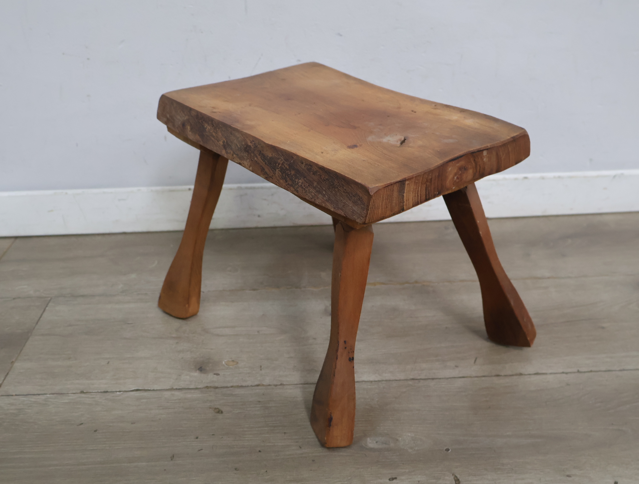 Rustiek houten krukje – foto 6 – kavel bij GSD Auctions, Zoeterwoude