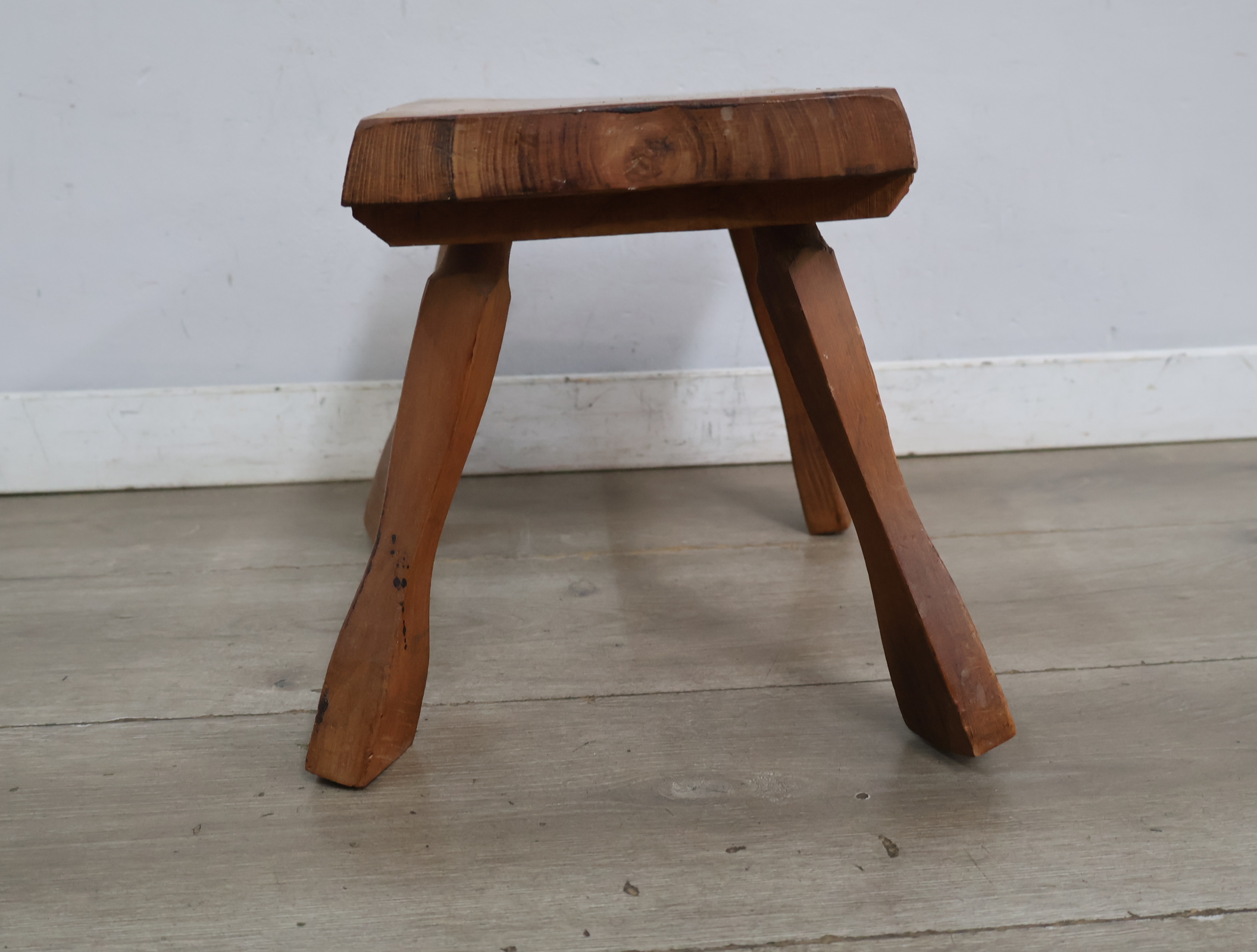 Rustiek houten krukje – foto 7 – kavel bij GSD Auctions, Zoeterwoude