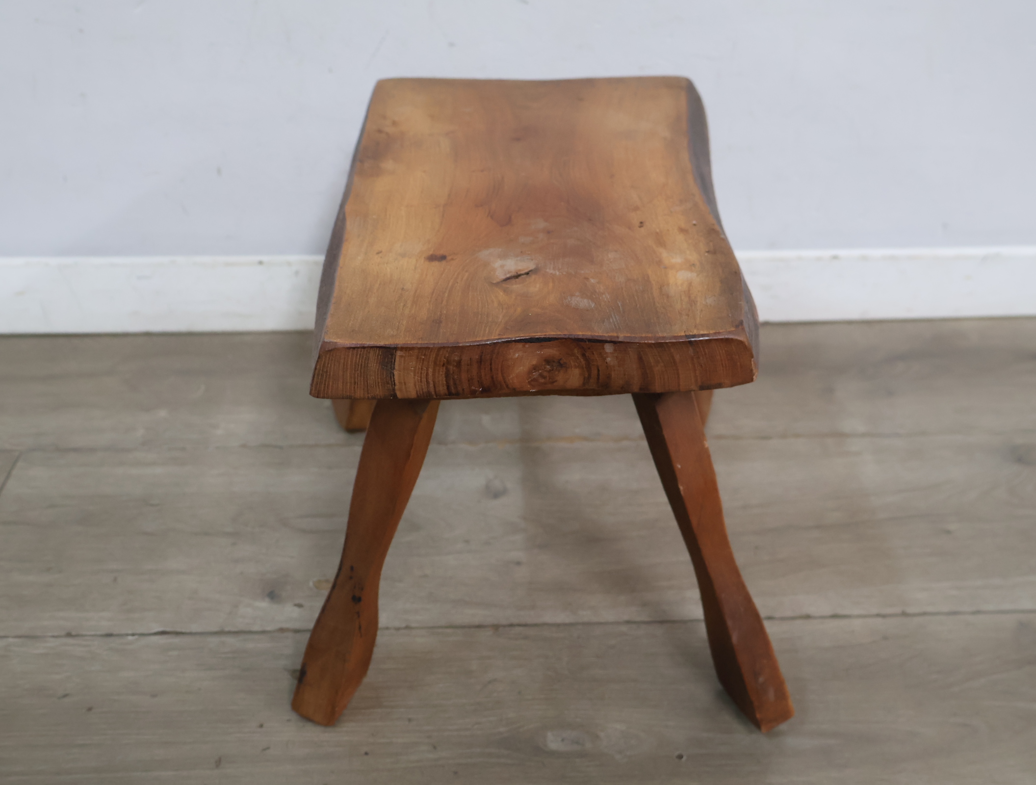 Rustiek houten krukje – foto 8 – kavel bij GSD Auctions, Zoeterwoude
