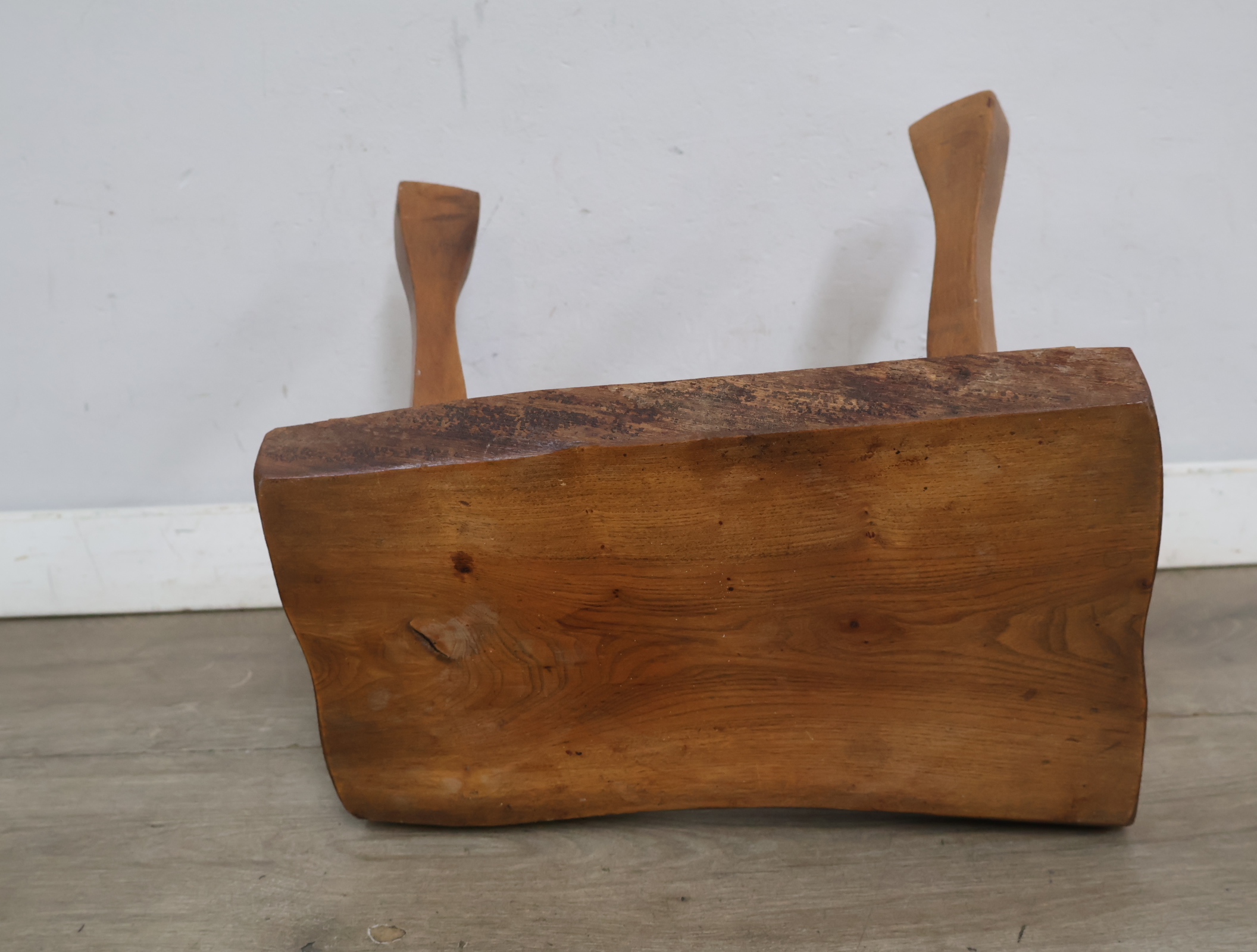 Rustiek houten krukje – foto 9 – kavel bij GSD Auctions, Zoeterwoude