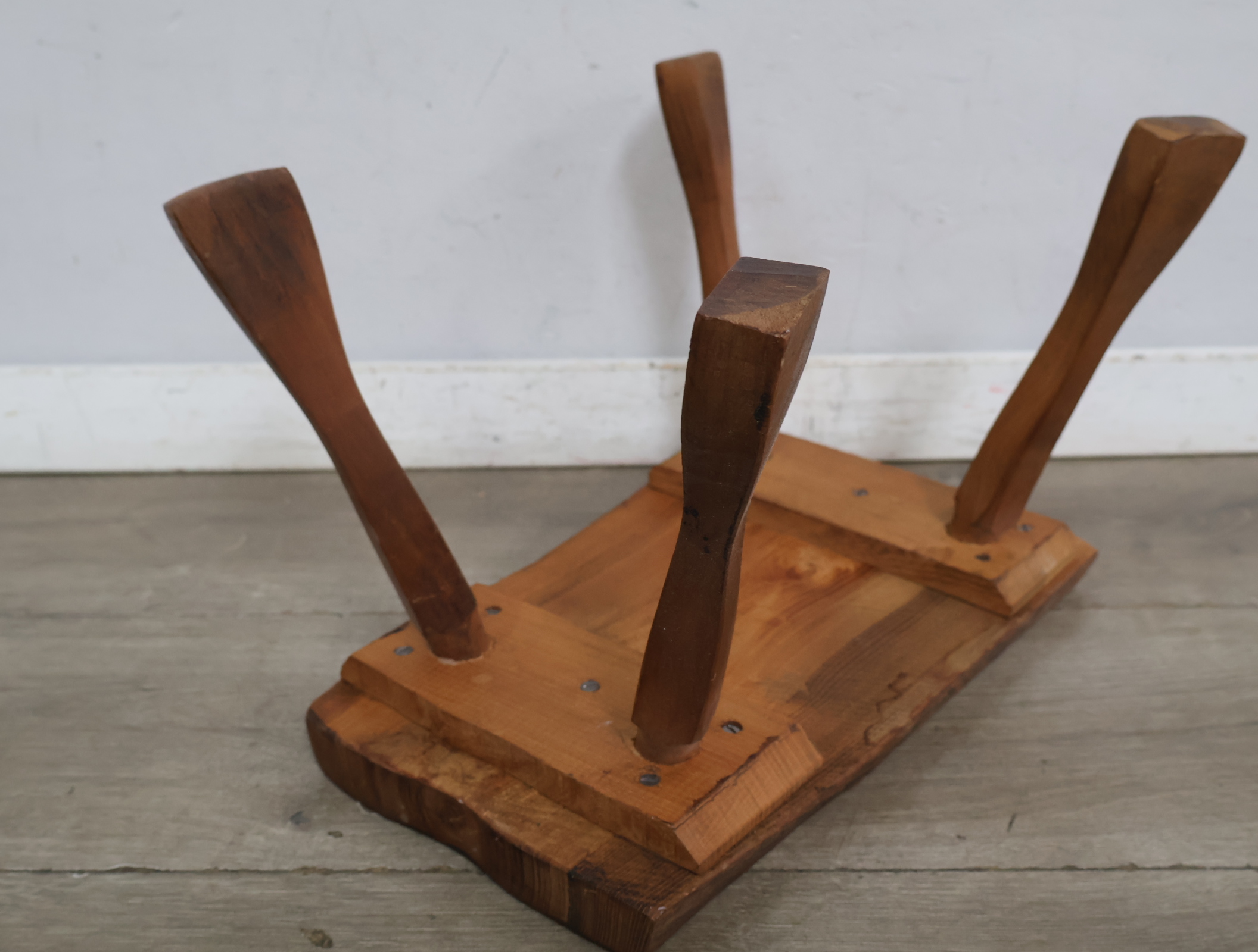 Rustiek houten krukje – foto 10 – kavel bij GSD Auctions, Zoeterwoude