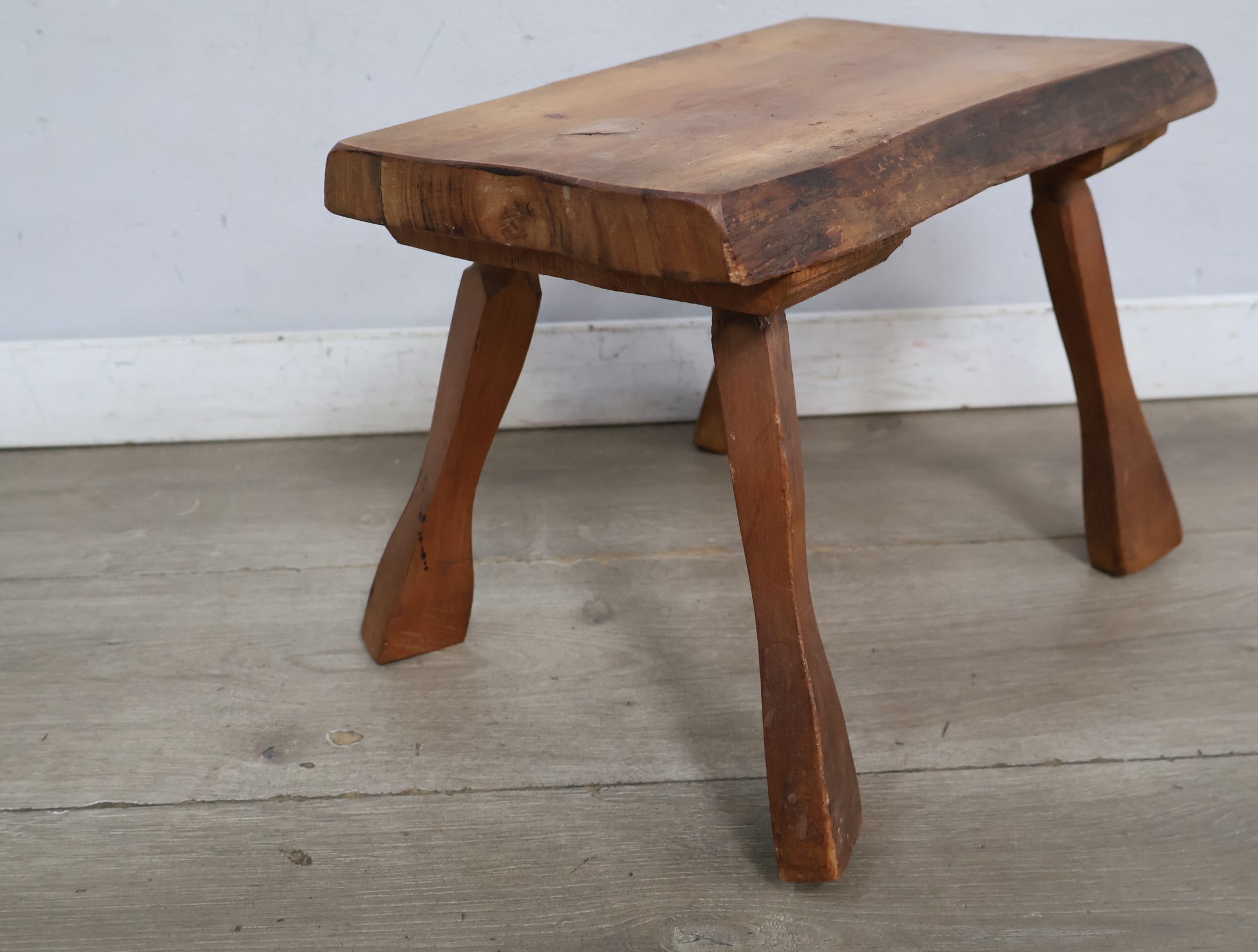Rustiek houten krukje – foto 11 – kavel bij GSD Auctions, Zoeterwoude