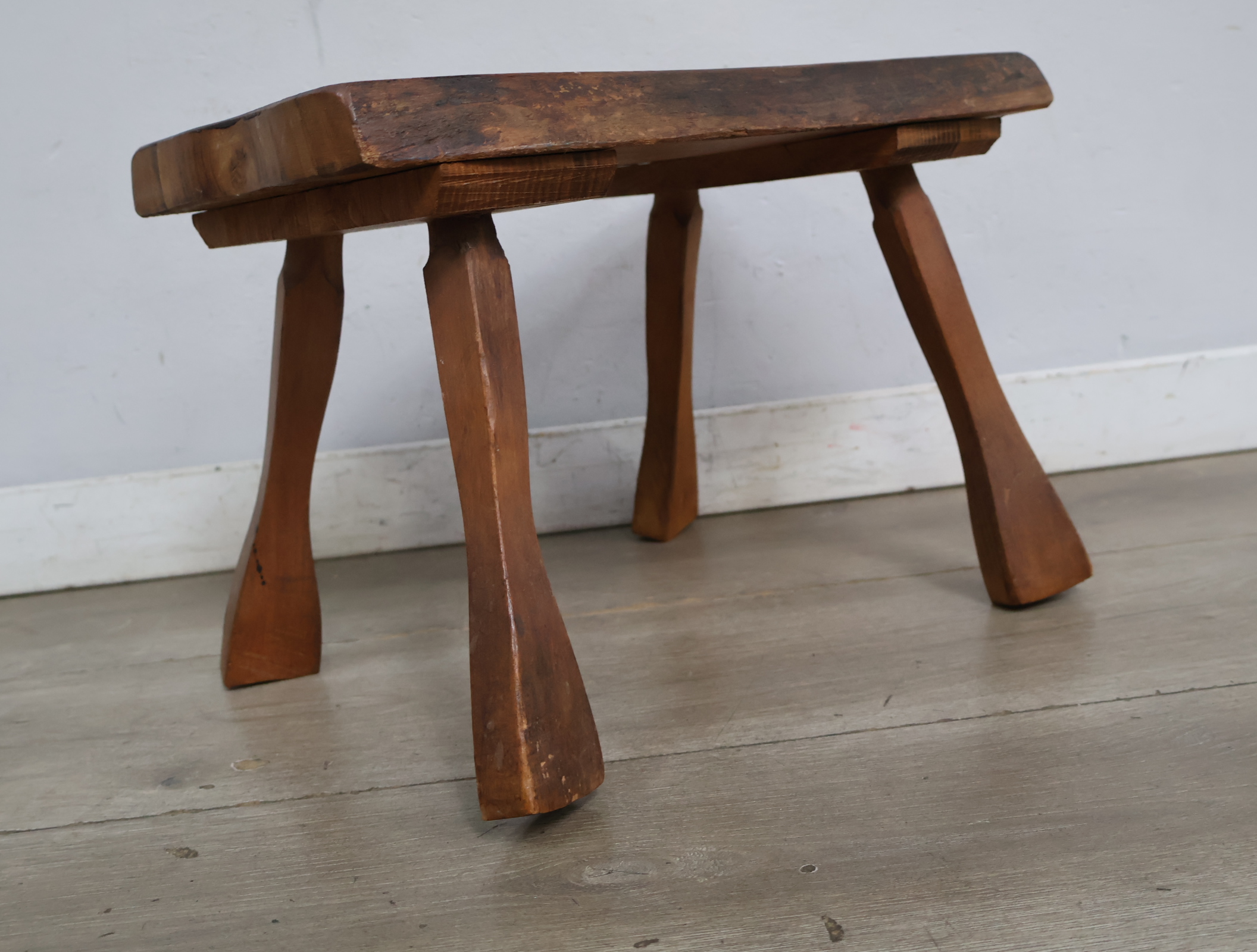 Rustiek houten krukje – foto 12 – kavel bij GSD Auctions, Zoeterwoude