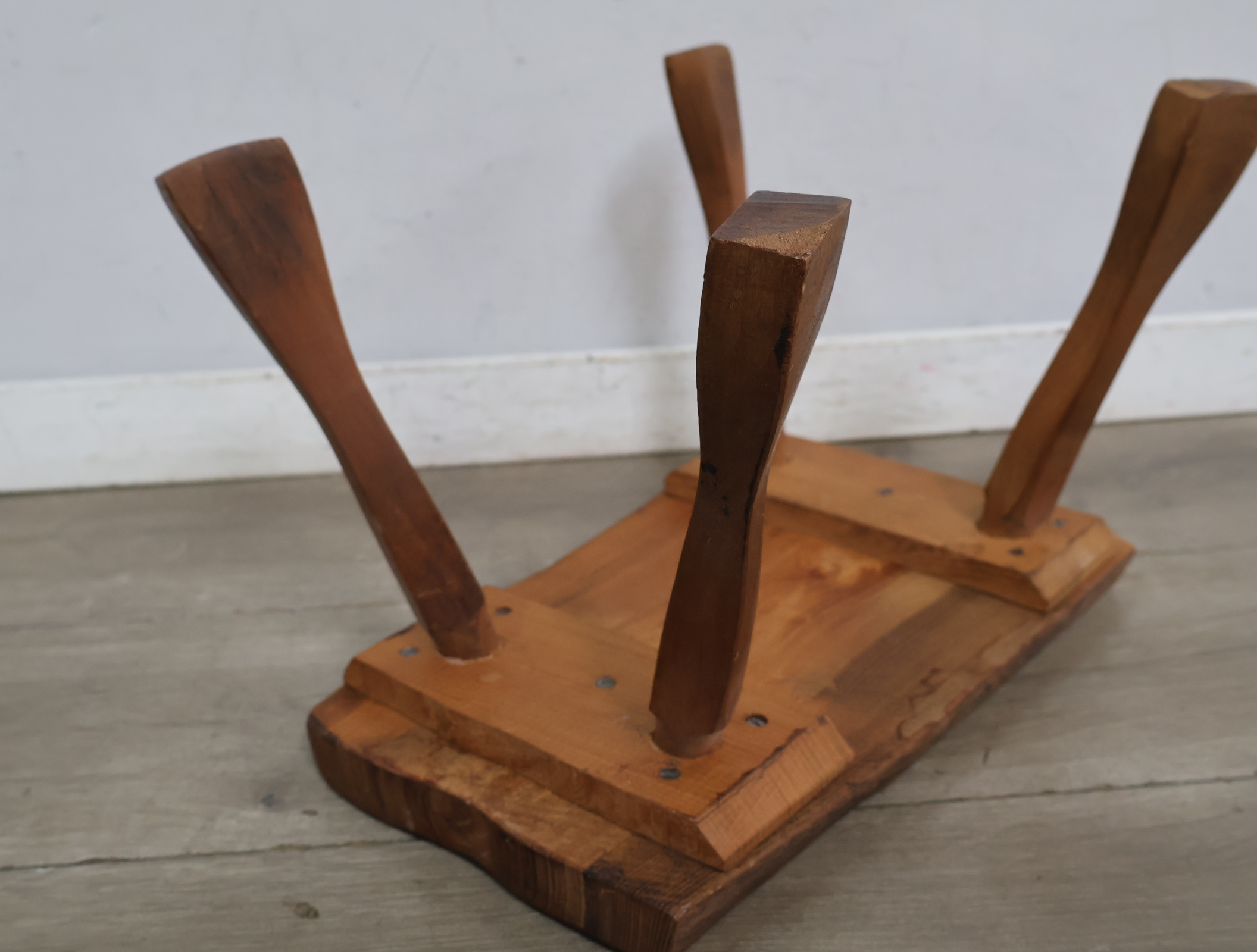 Rustiek houten krukje – foto 13 – kavel bij GSD Auctions, Zoeterwoude