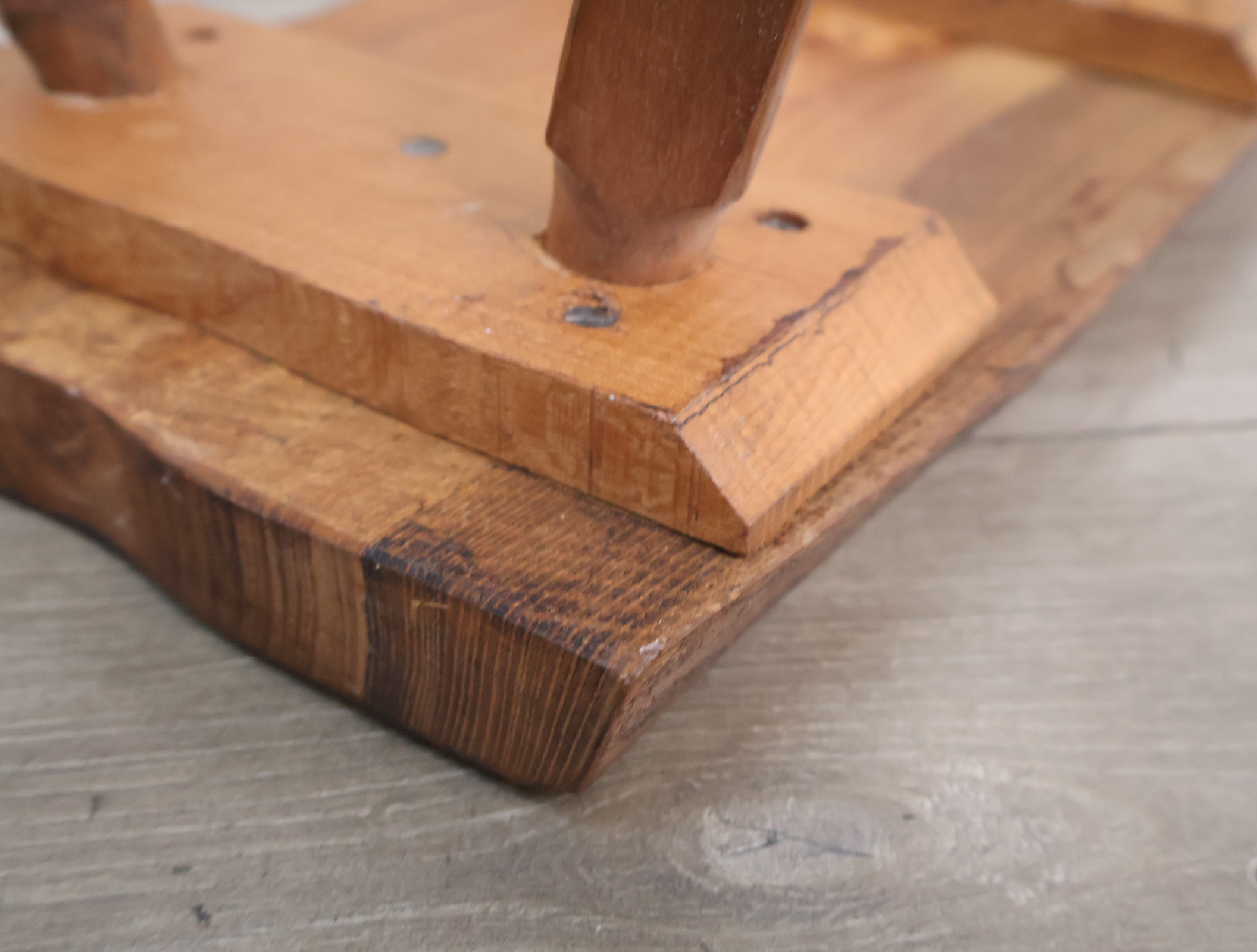 Rustiek houten krukje – foto 14 – kavel bij GSD Auctions, Zoeterwoude