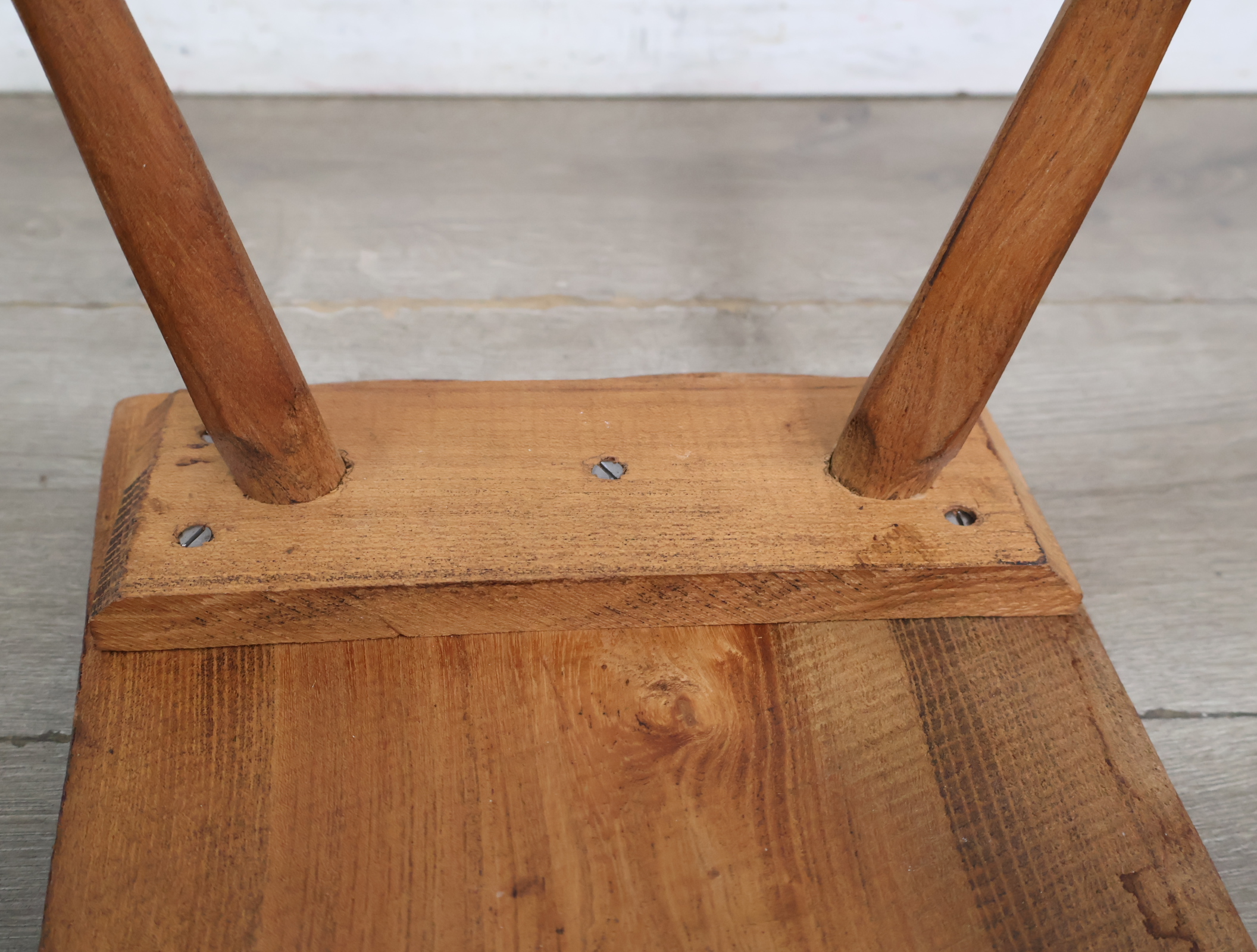Rustiek houten krukje – foto 15 – kavel bij GSD Auctions, Zoeterwoude