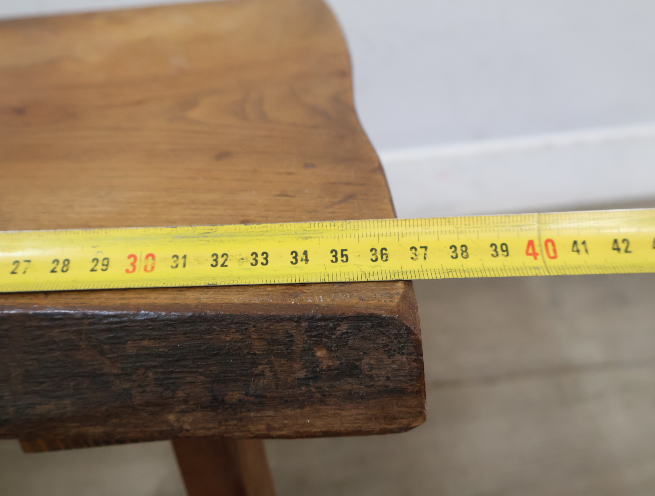 Rustiek houten krukje – foto 18 – kavel bij GSD Auctions, Zoeterwoude