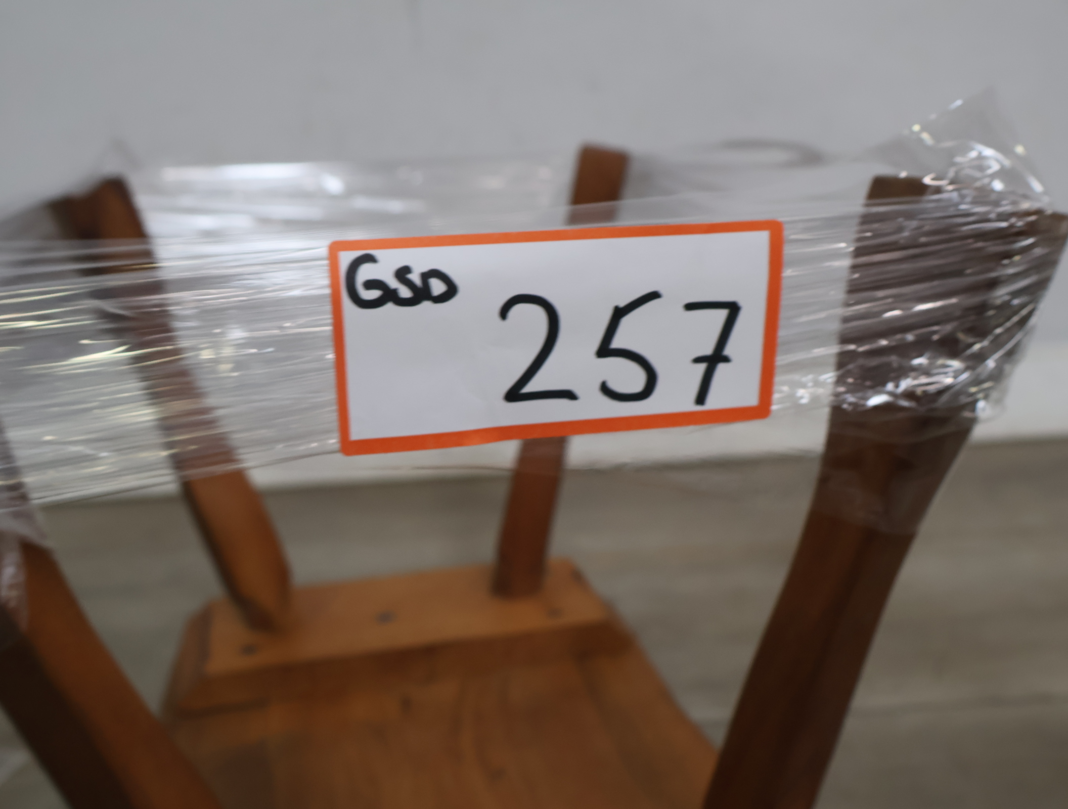 Rustiek houten krukje – foto 20 – kavel bij GSD Auctions, Zoeterwoude