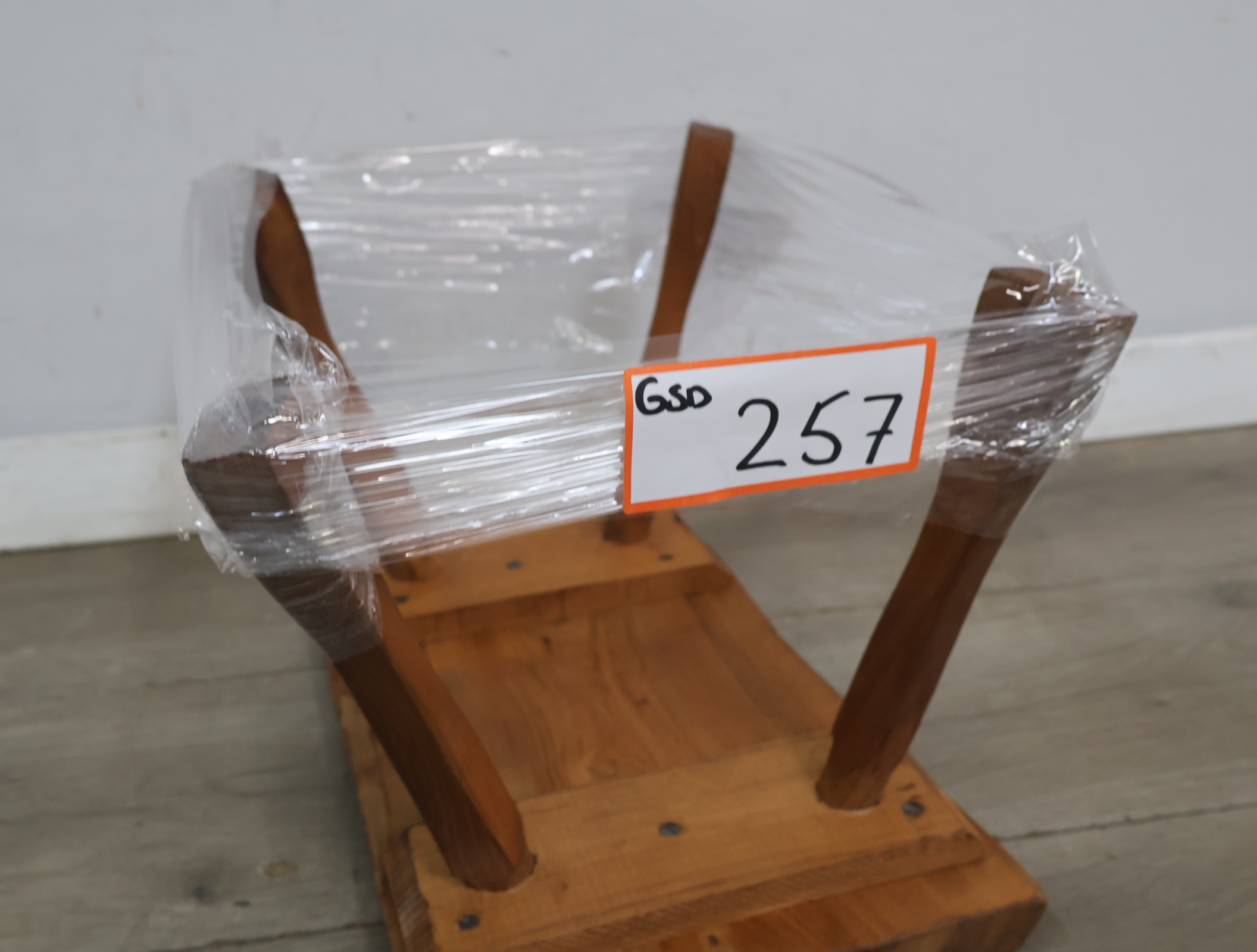 Rustiek houten krukje – foto 21 – kavel bij GSD Auctions, Zoeterwoude
