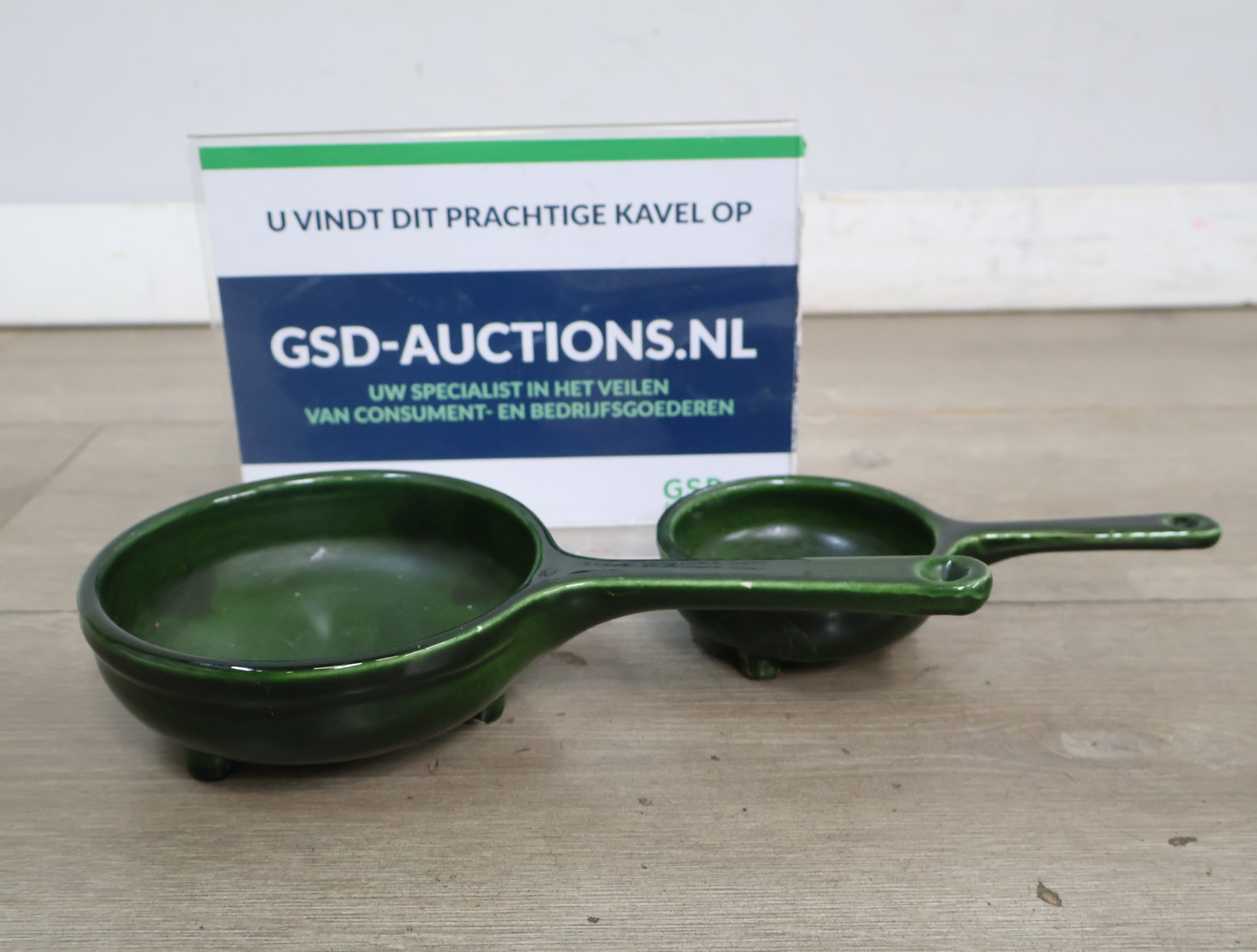 Set van twee groene keramische pannetjes – foto 2 – kavel bij GSD Auctions, Zoeterwoude