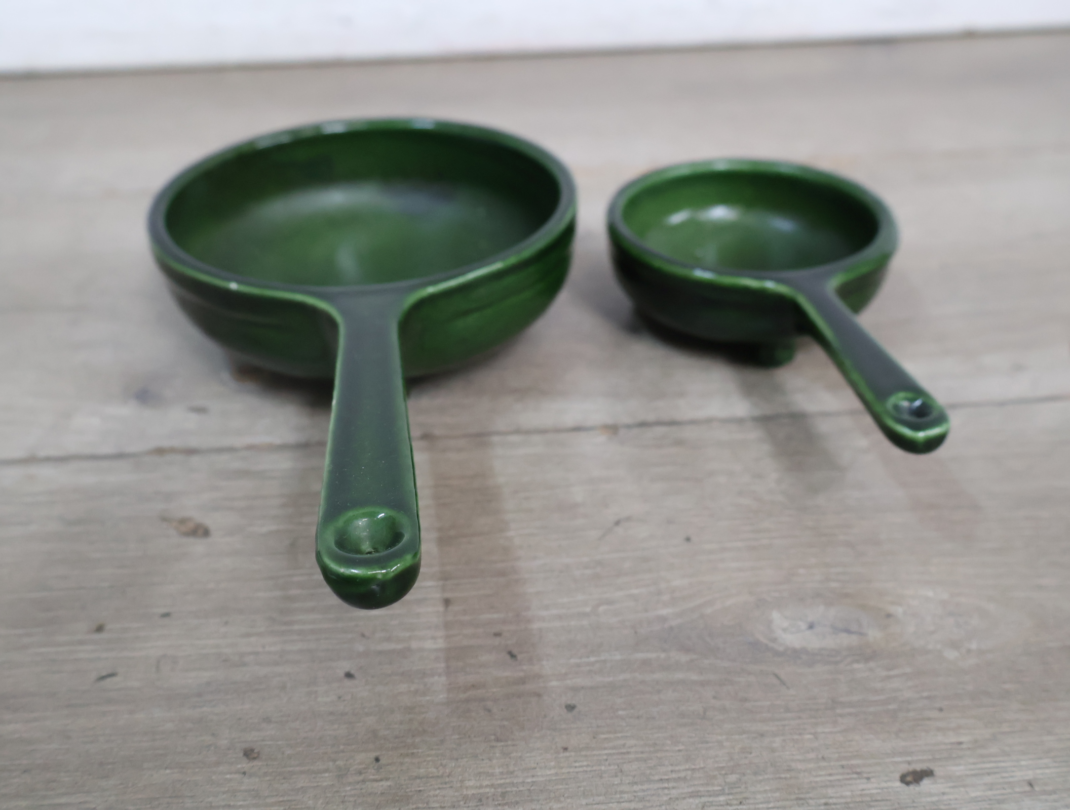 Set van twee groene keramische pannetjes – foto 3 – kavel bij GSD Auctions, Zoeterwoude