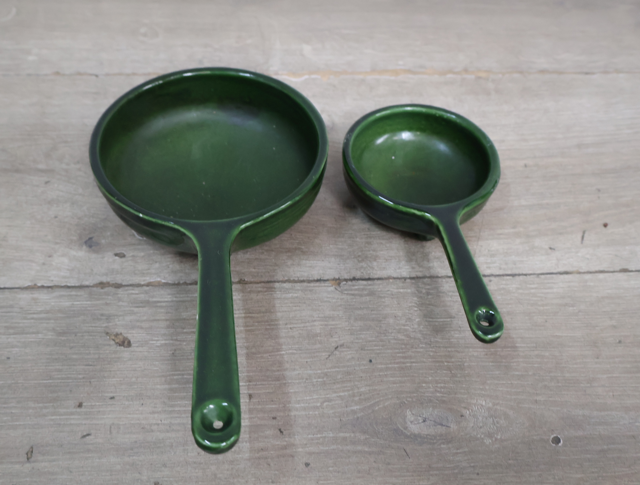 Set van twee groene keramische pannetjes – foto 4 – kavel bij GSD Auctions, Zoeterwoude