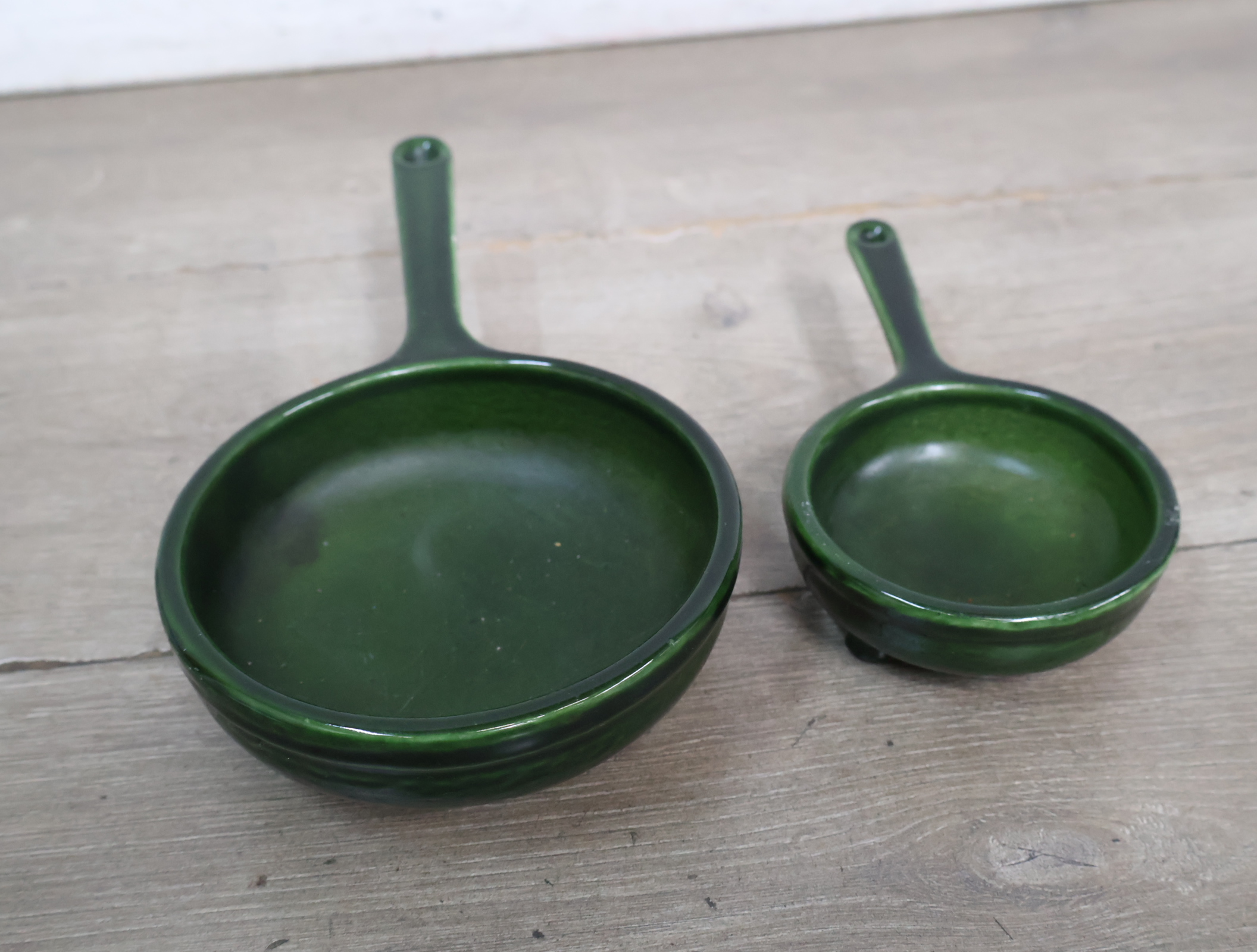Set van twee groene keramische pannetjes – foto 5 – kavel bij GSD Auctions, Zoeterwoude