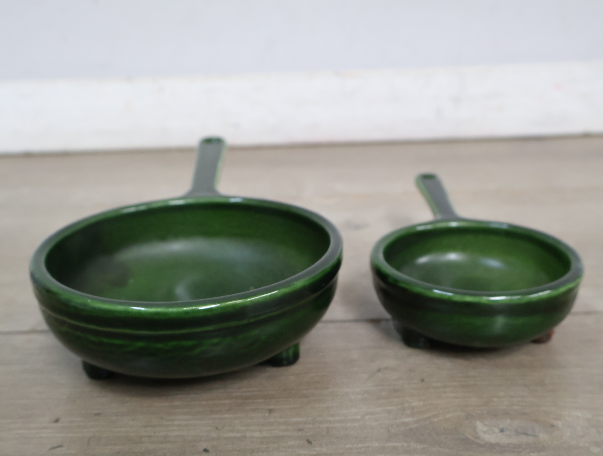 Set van twee groene keramische pannetjes – foto 6 – kavel bij GSD Auctions, Zoeterwoude
