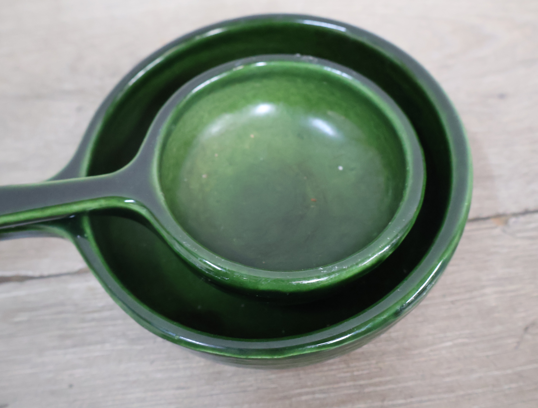 Set van twee groene keramische pannetjes – foto 7 – kavel bij GSD Auctions, Zoeterwoude