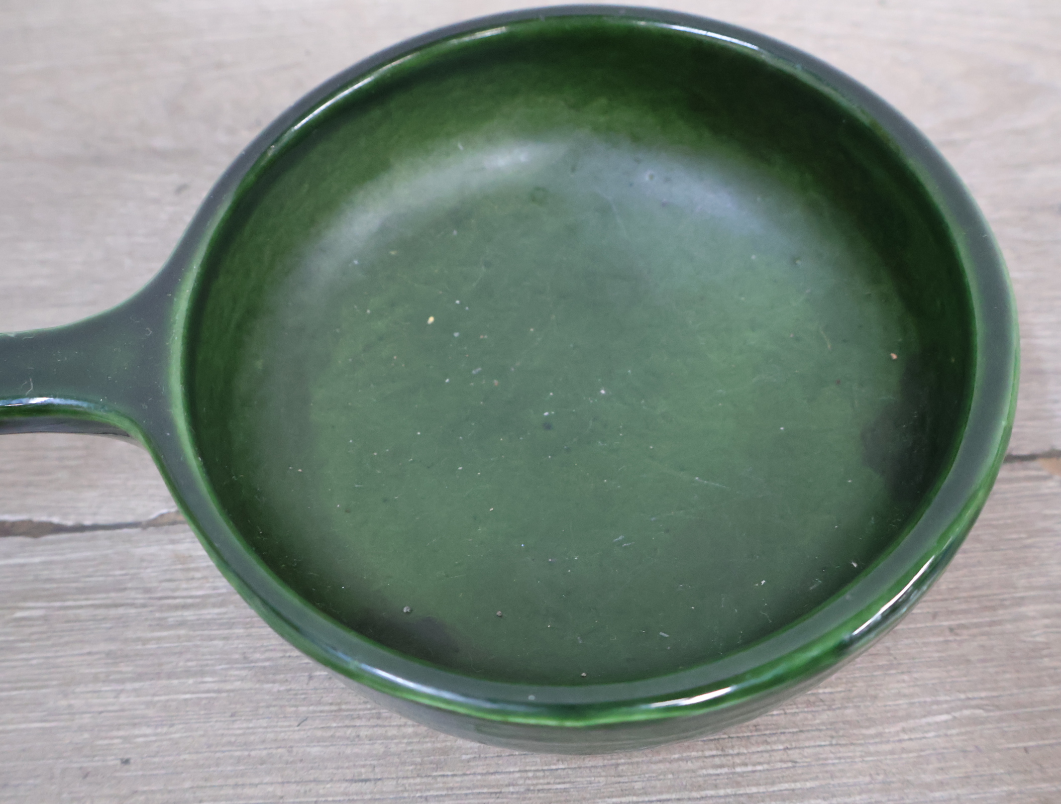 Set van twee groene keramische pannetjes – foto 8 – kavel bij GSD Auctions, Zoeterwoude