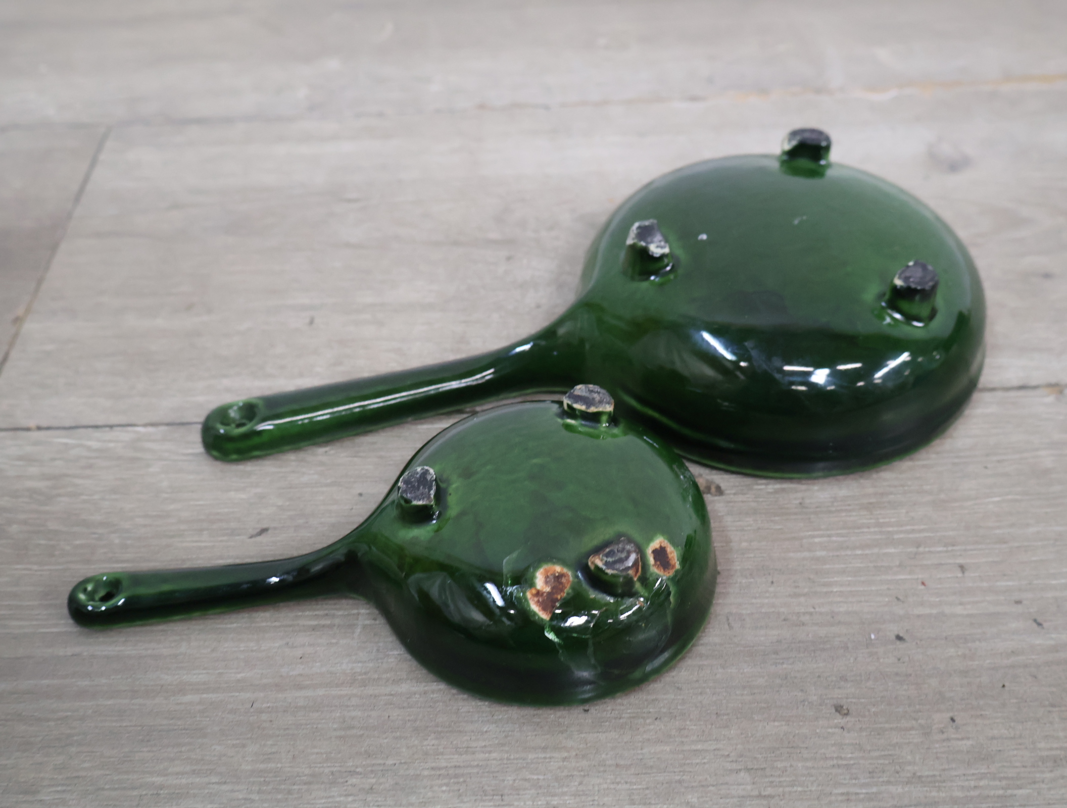 Set van twee groene keramische pannetjes – foto 9 – kavel bij GSD Auctions, Zoeterwoude
