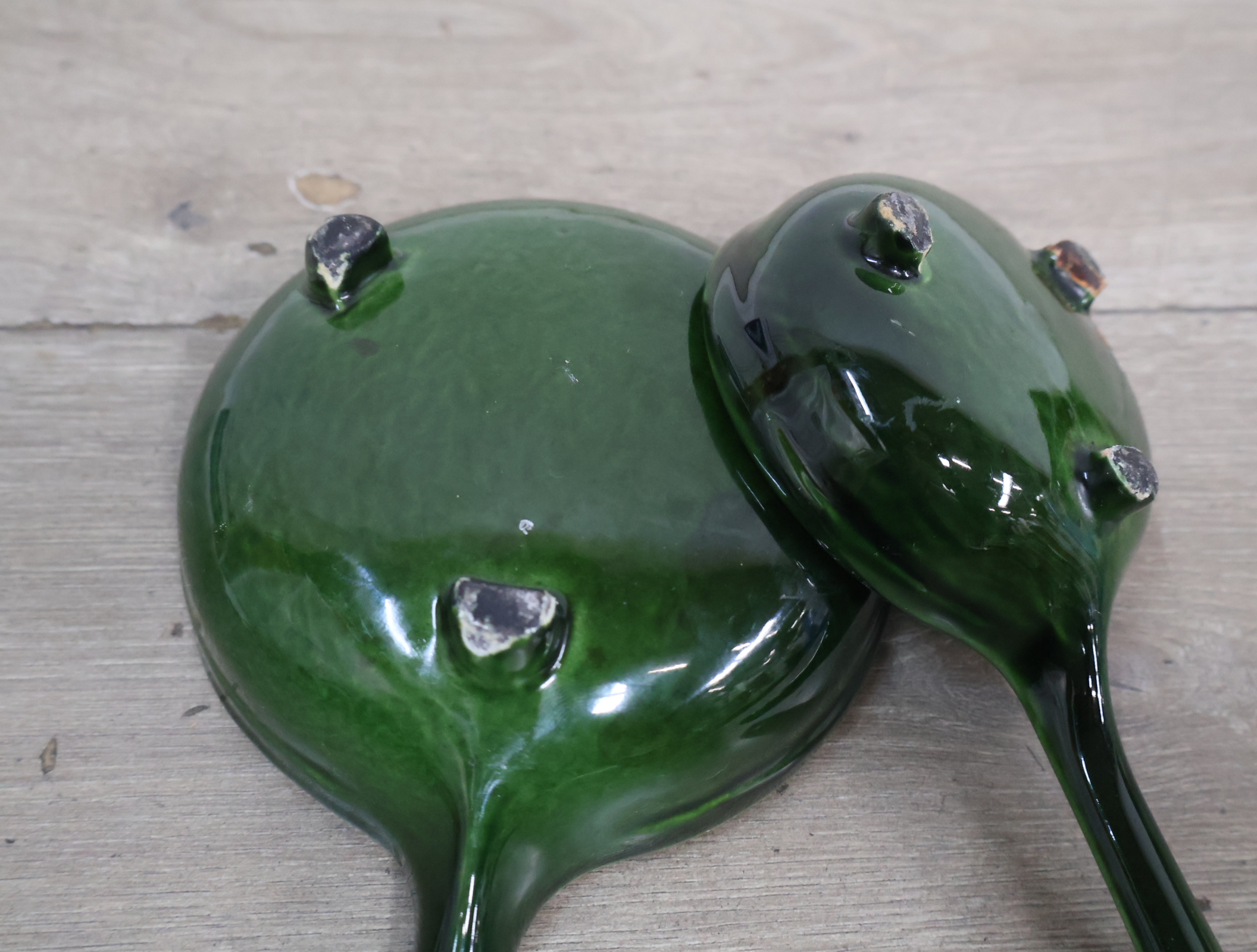 Set van twee groene keramische pannetjes – foto 10 – kavel bij GSD Auctions, Zoeterwoude
