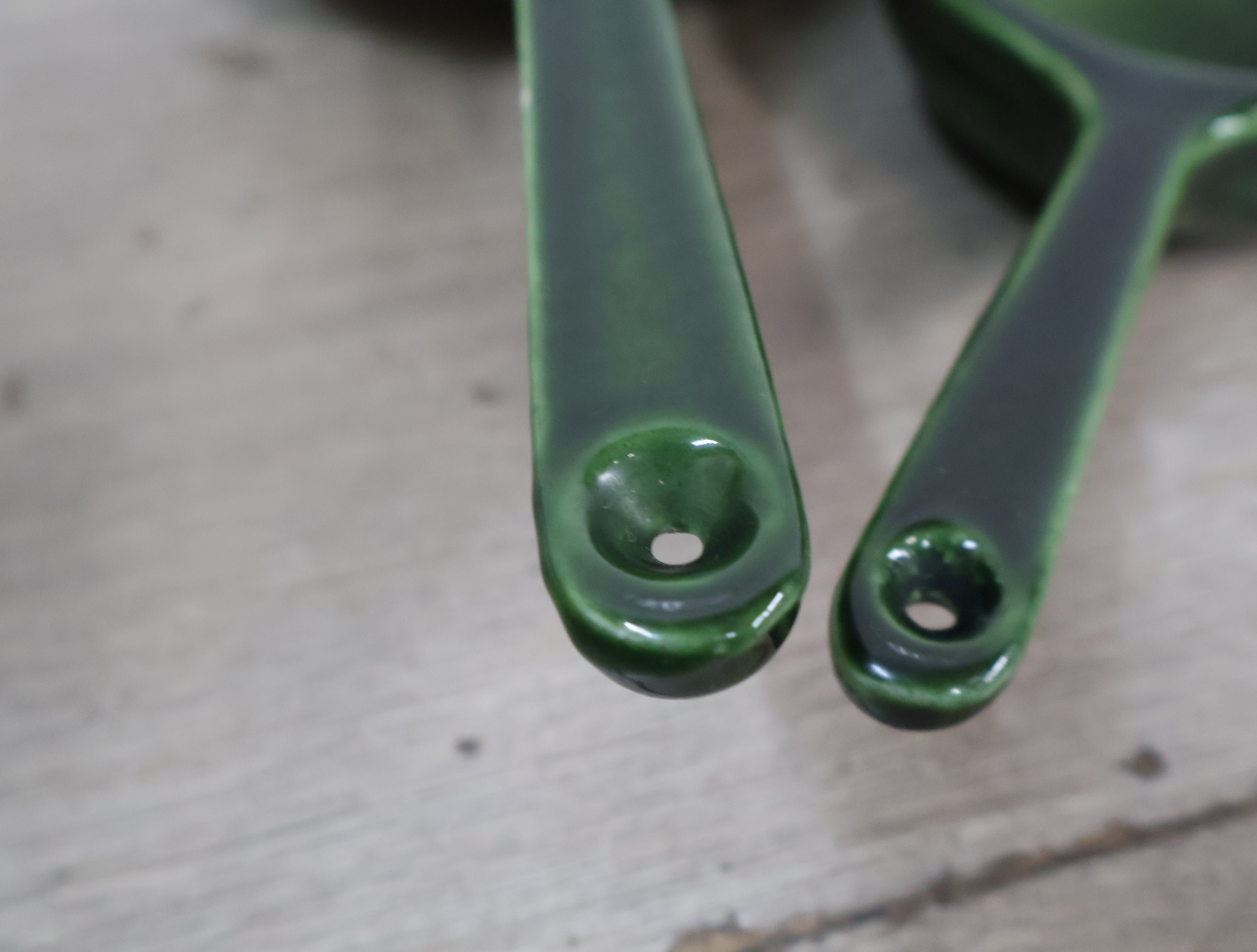 Set van twee groene keramische pannetjes – foto 11 – kavel bij GSD Auctions, Zoeterwoude