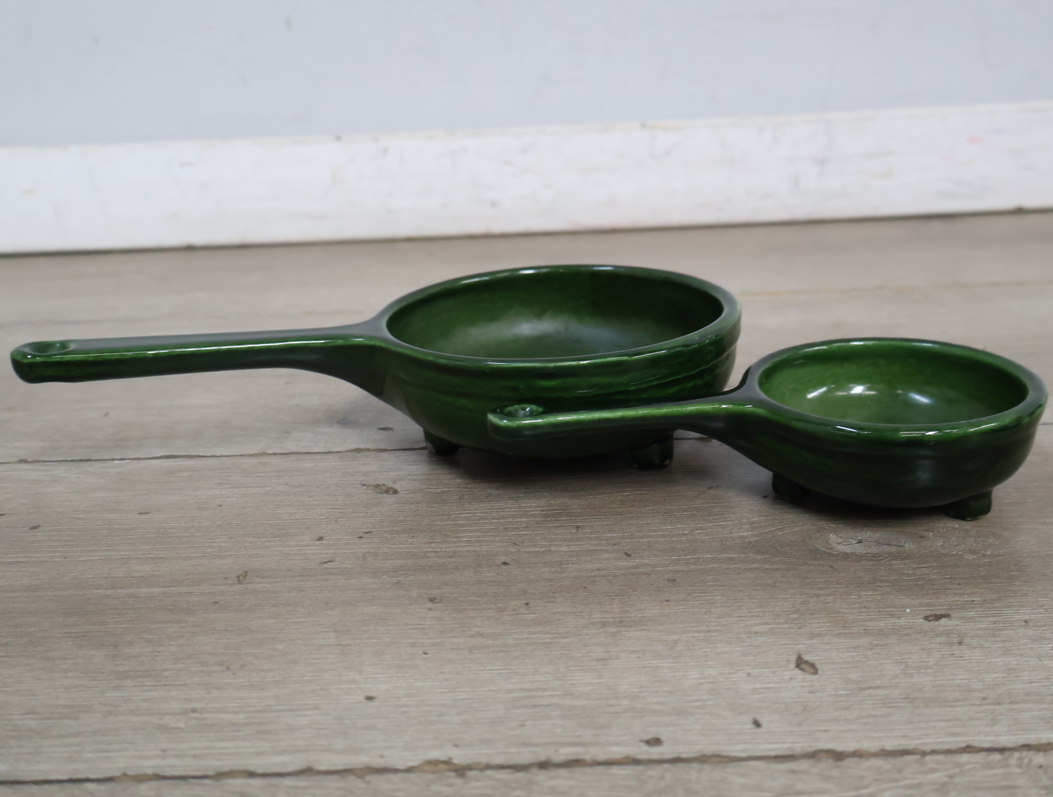 Set van twee groene keramische pannetjes – foto 12 – kavel bij GSD Auctions, Zoeterwoude