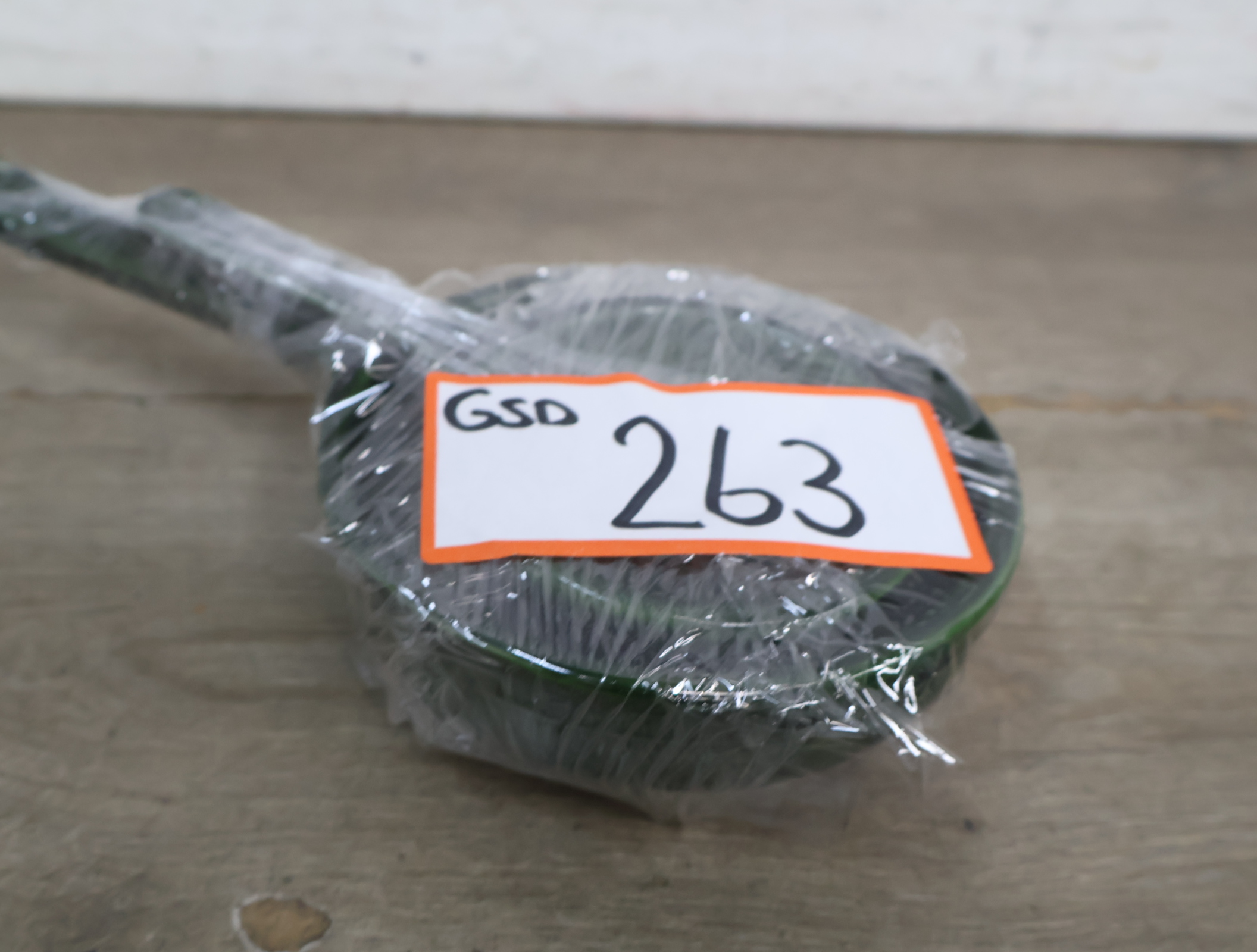 Set van twee groene keramische pannetjes – foto 17 – kavel bij GSD Auctions, Zoeterwoude
