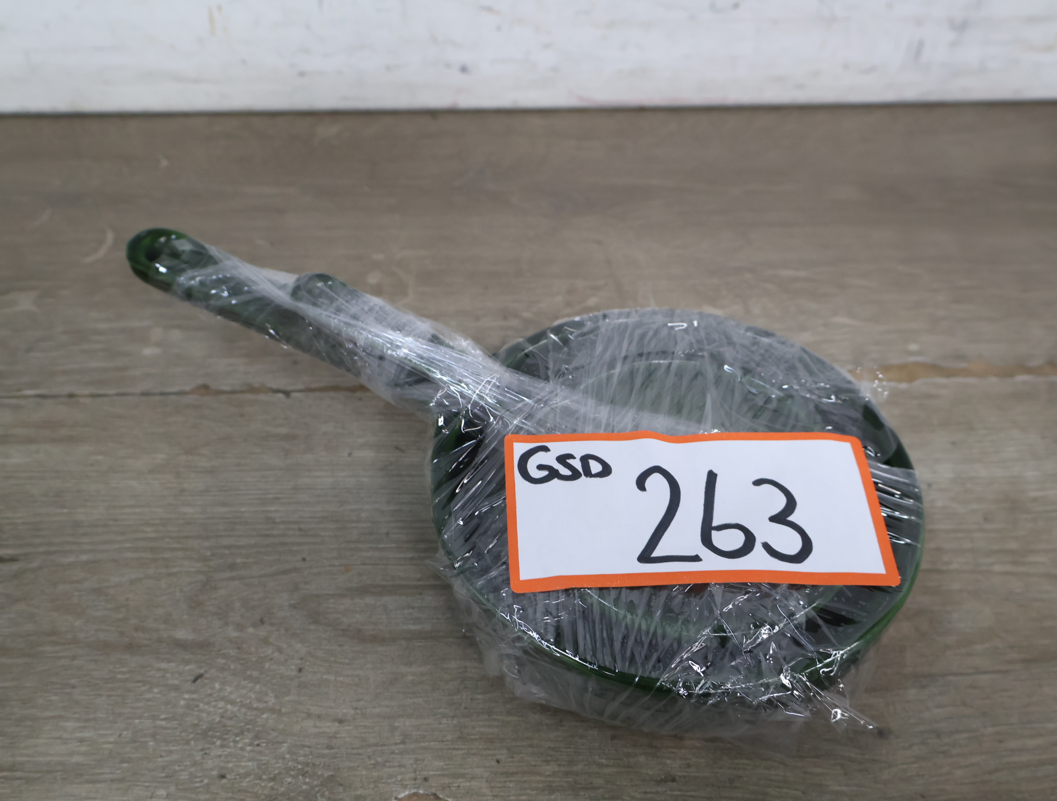 Set van twee groene keramische pannetjes – foto 18 – kavel bij GSD Auctions, Zoeterwoude