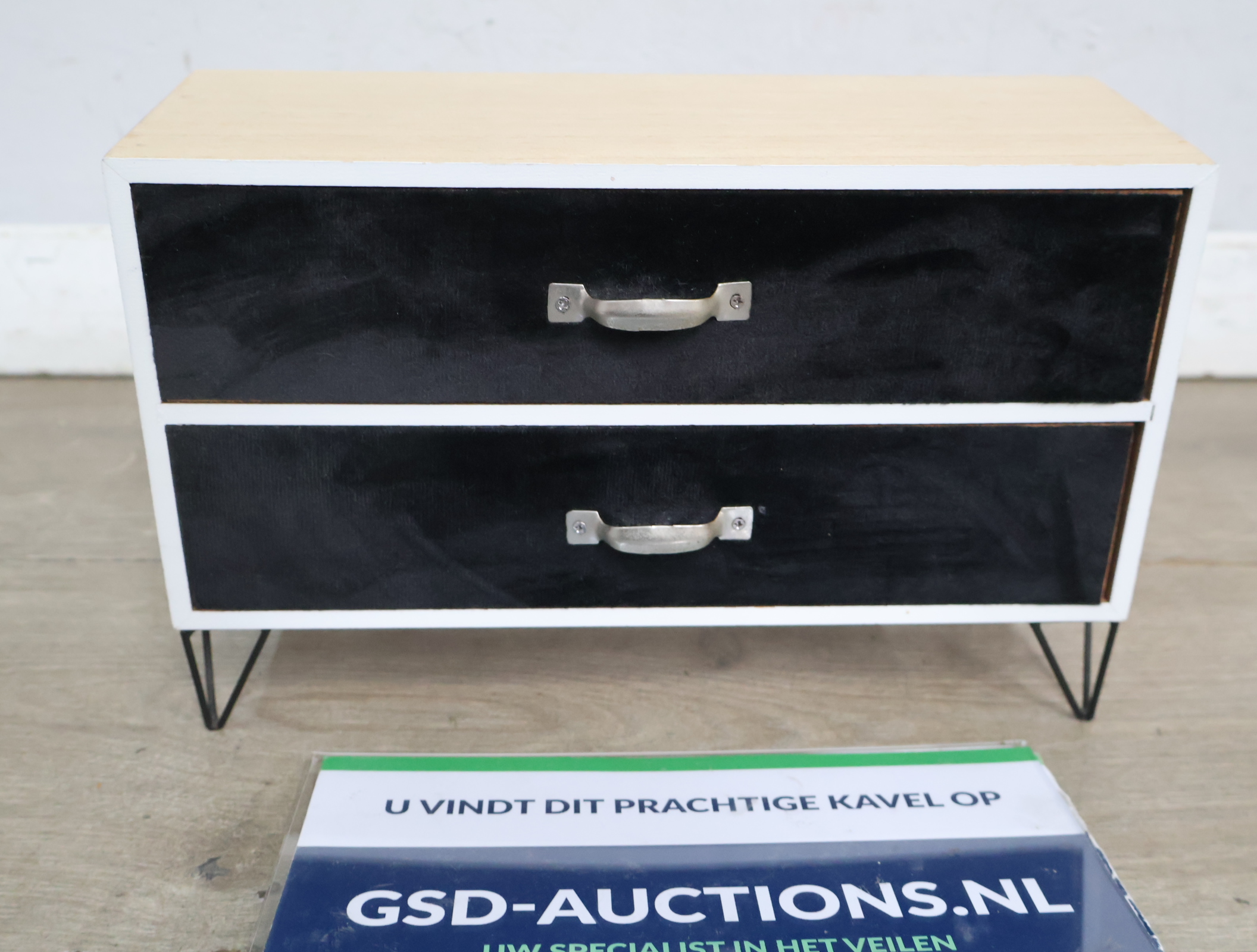 Houten ladekast met fluweel front en metalen poten – kavel bij GSD Auctions, Zoeterwoude