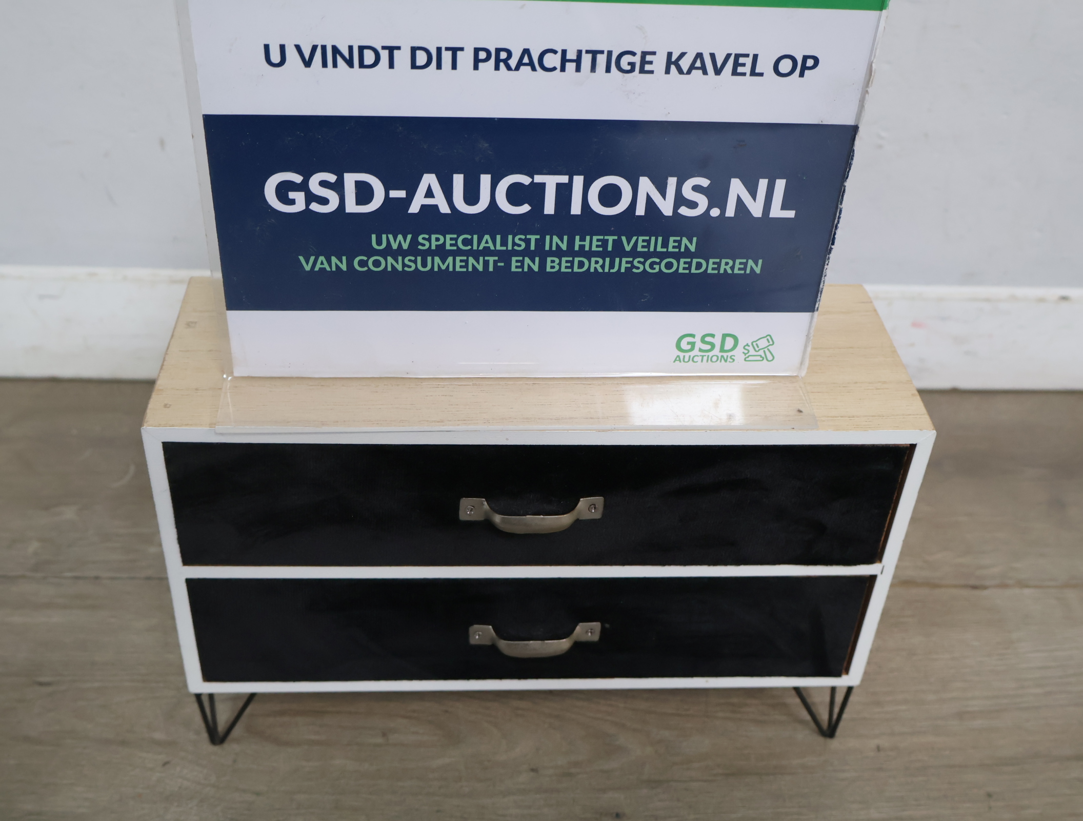 Houten ladekast met fluweel front en metalen poten – foto 2 – kavel bij GSD Auctions, Zoeterwoude