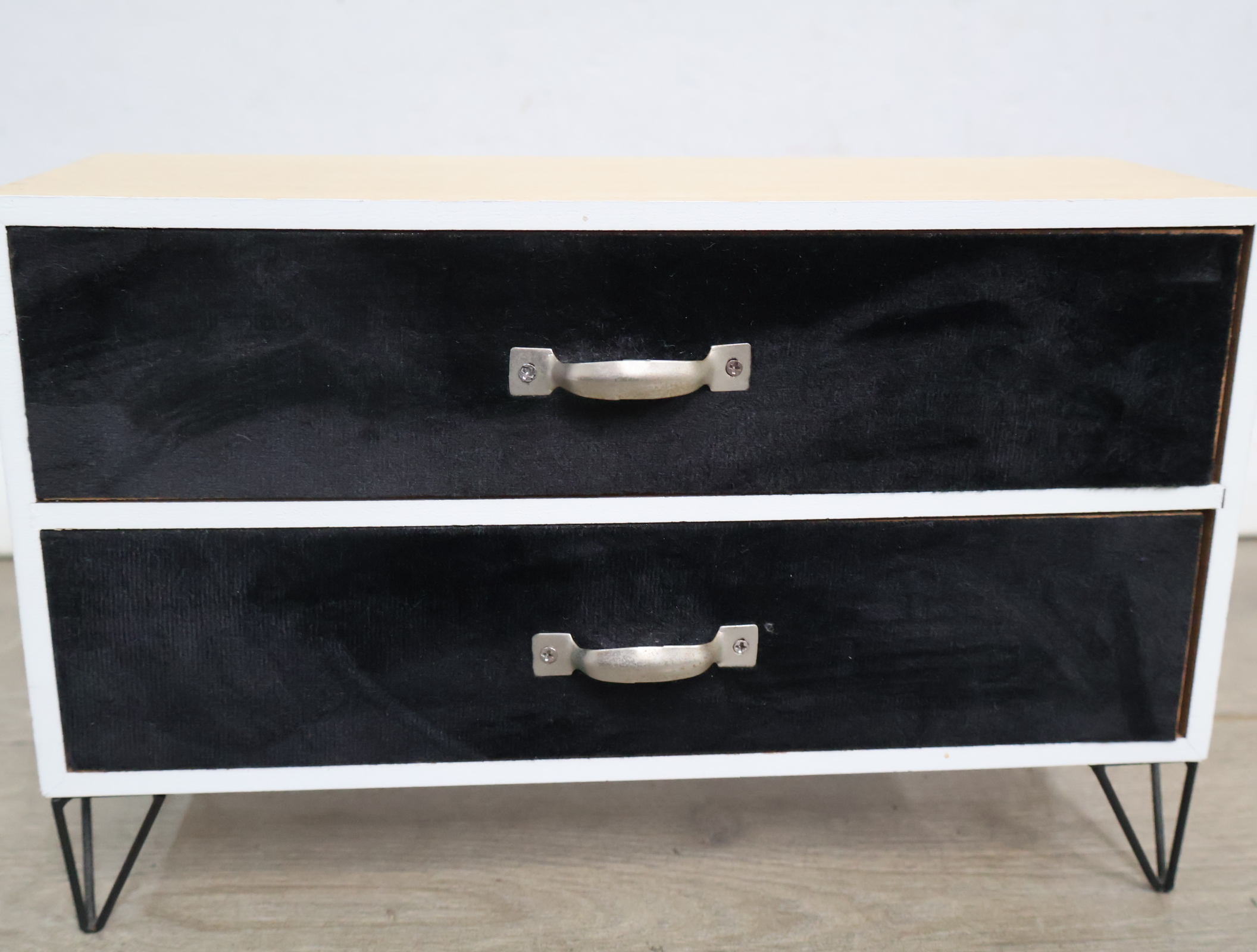 Houten ladekast met fluweel front en metalen poten – foto 3 – kavel bij GSD Auctions, Zoeterwoude