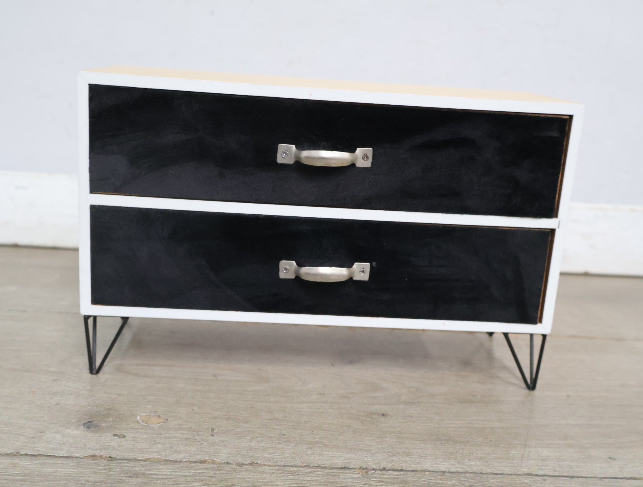 Houten ladekast met fluweel front en metalen poten – foto 4 – kavel bij GSD Auctions, Zoeterwoude