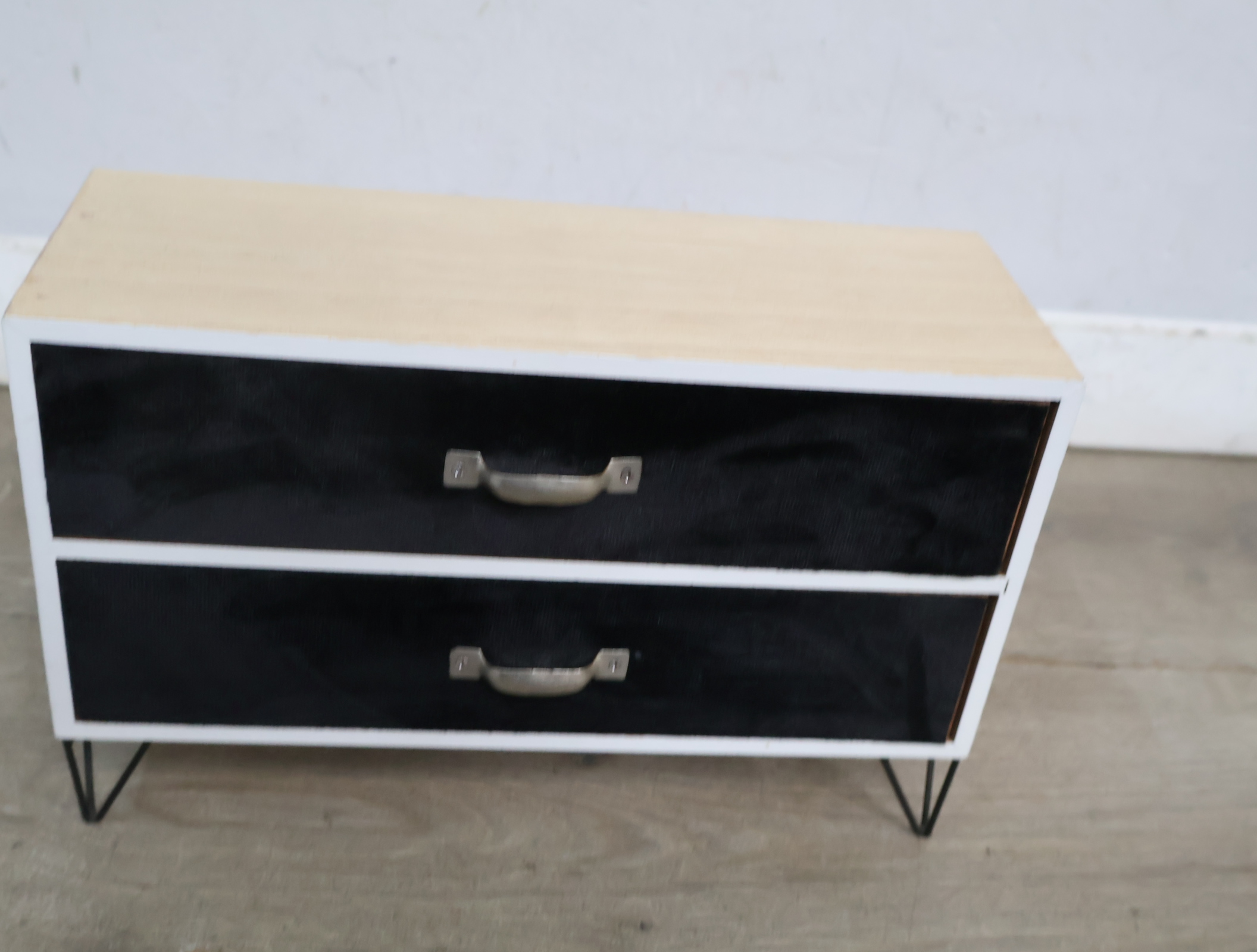 Houten ladekast met fluweel front en metalen poten – foto 5 – kavel bij GSD Auctions, Zoeterwoude