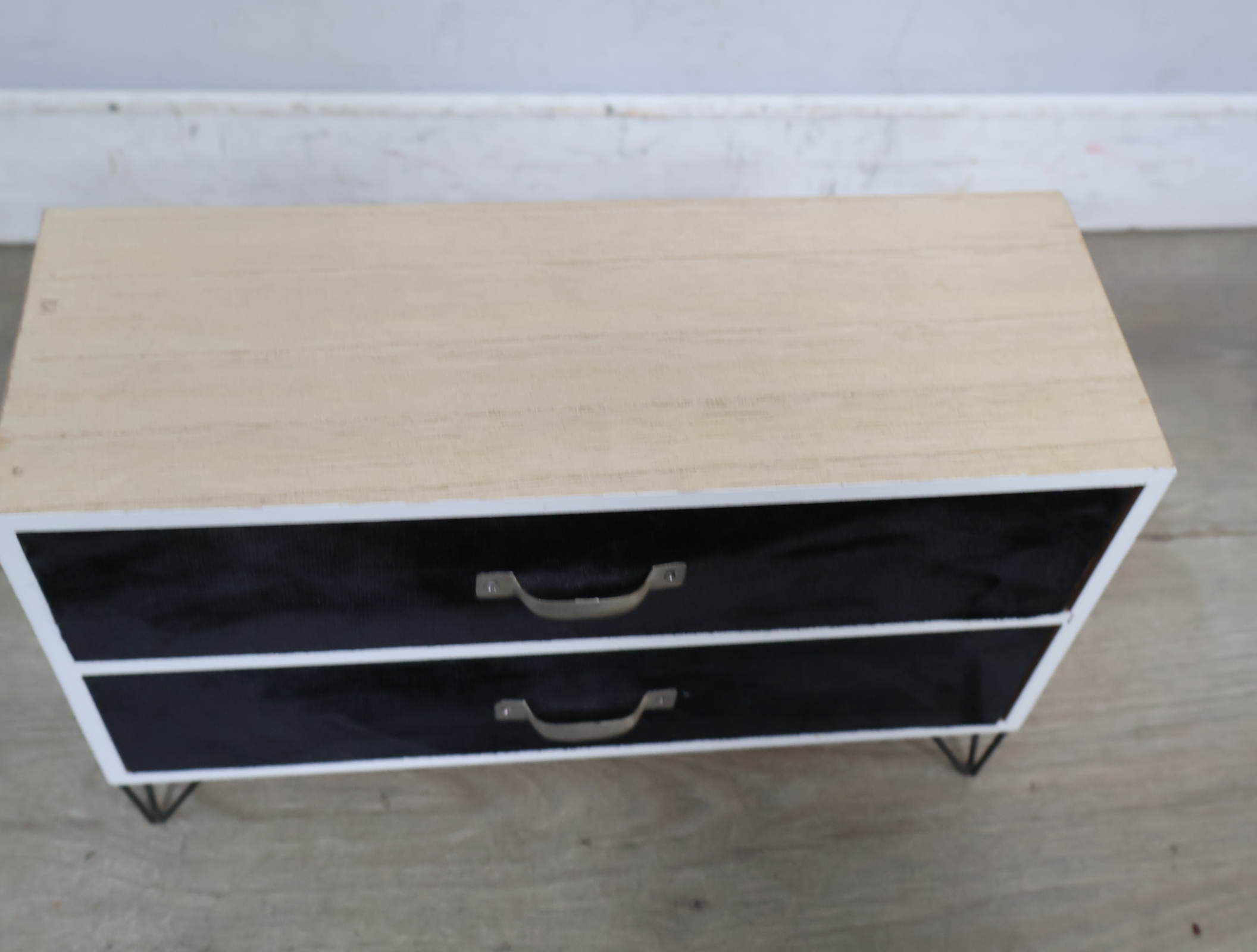 Houten ladekast met fluweel front en metalen poten – foto 6 – kavel bij GSD Auctions, Zoeterwoude