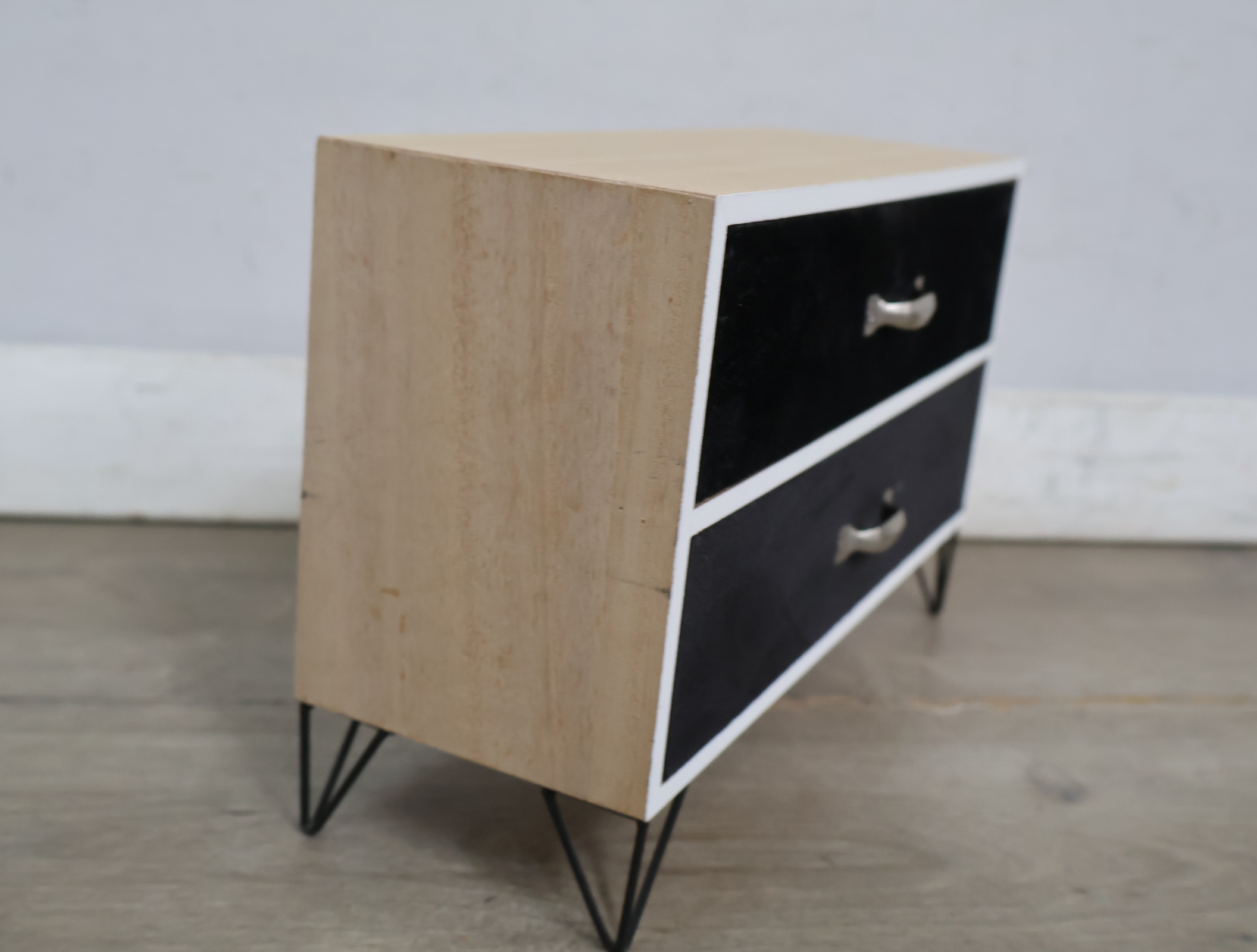 Houten ladekast met fluweel front en metalen poten – foto 7 – kavel bij GSD Auctions, Zoeterwoude