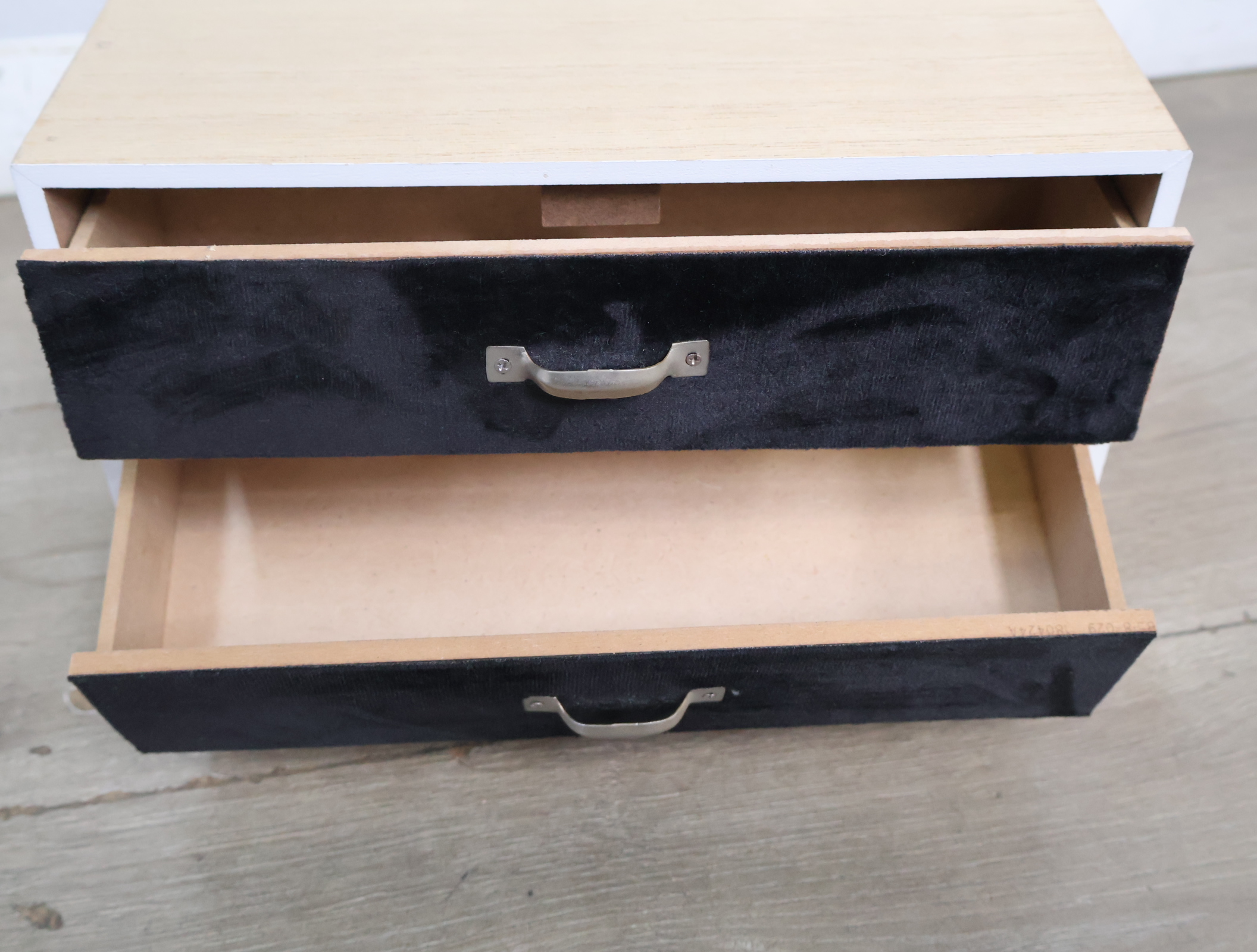 Houten ladekast met fluweel front en metalen poten – foto 11 – kavel bij GSD Auctions, Zoeterwoude