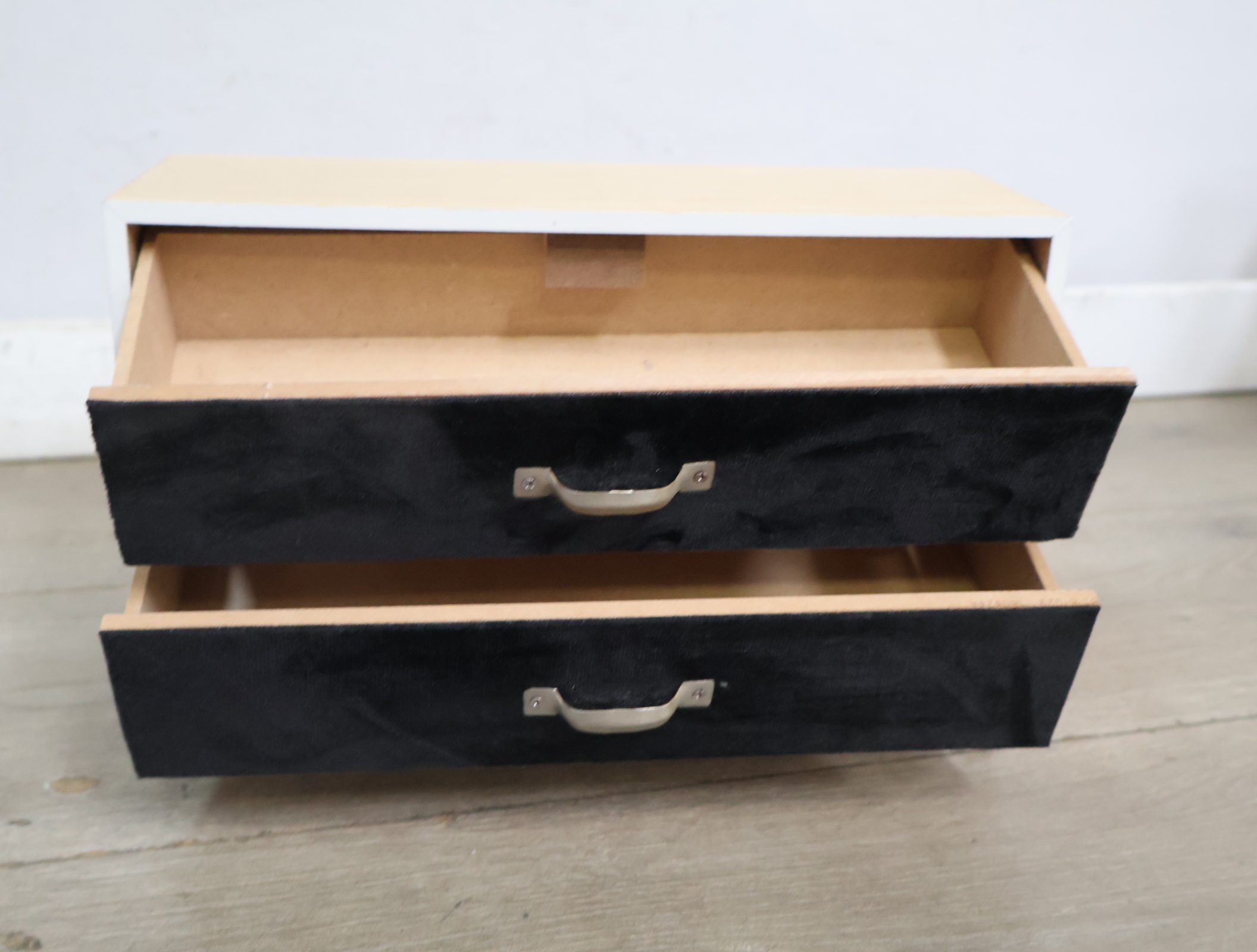 Houten ladekast met fluweel front en metalen poten – foto 12 – kavel bij GSD Auctions, Zoeterwoude