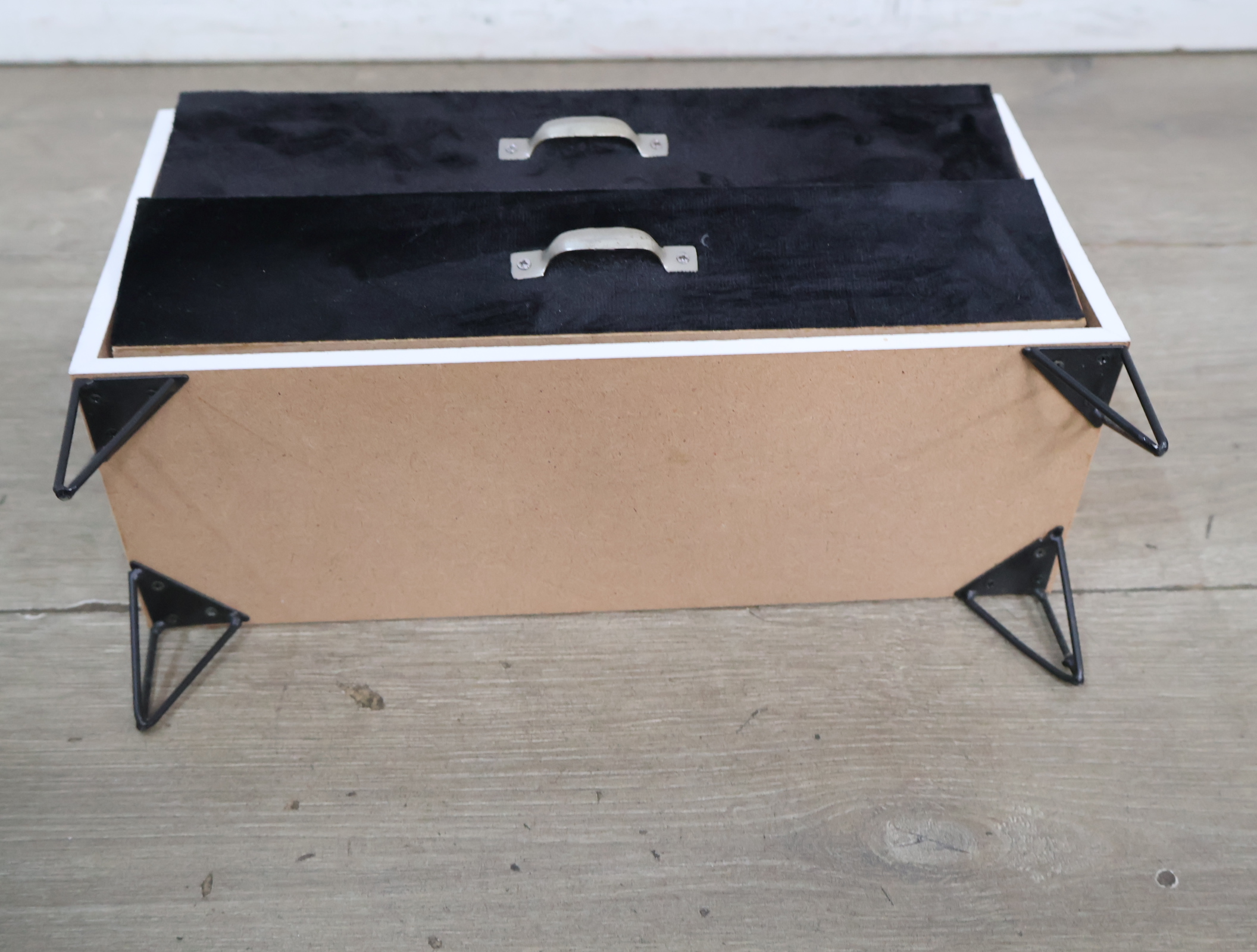 Houten ladekast met fluweel front en metalen poten – foto 13 – kavel bij GSD Auctions, Zoeterwoude