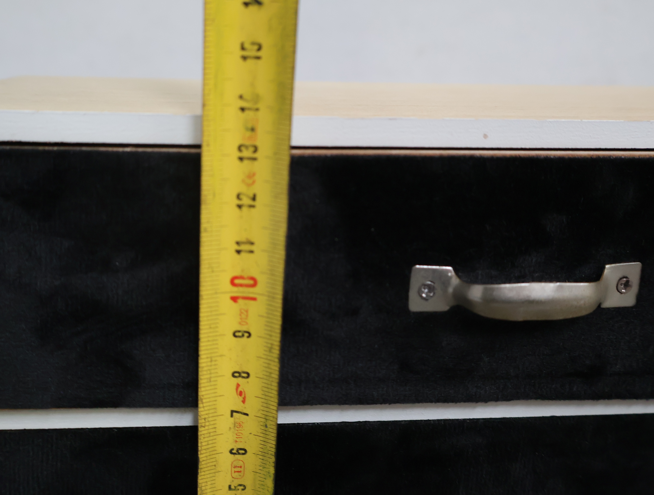 Houten ladekast met fluweel front en metalen poten – foto 15 – kavel bij GSD Auctions, Zoeterwoude