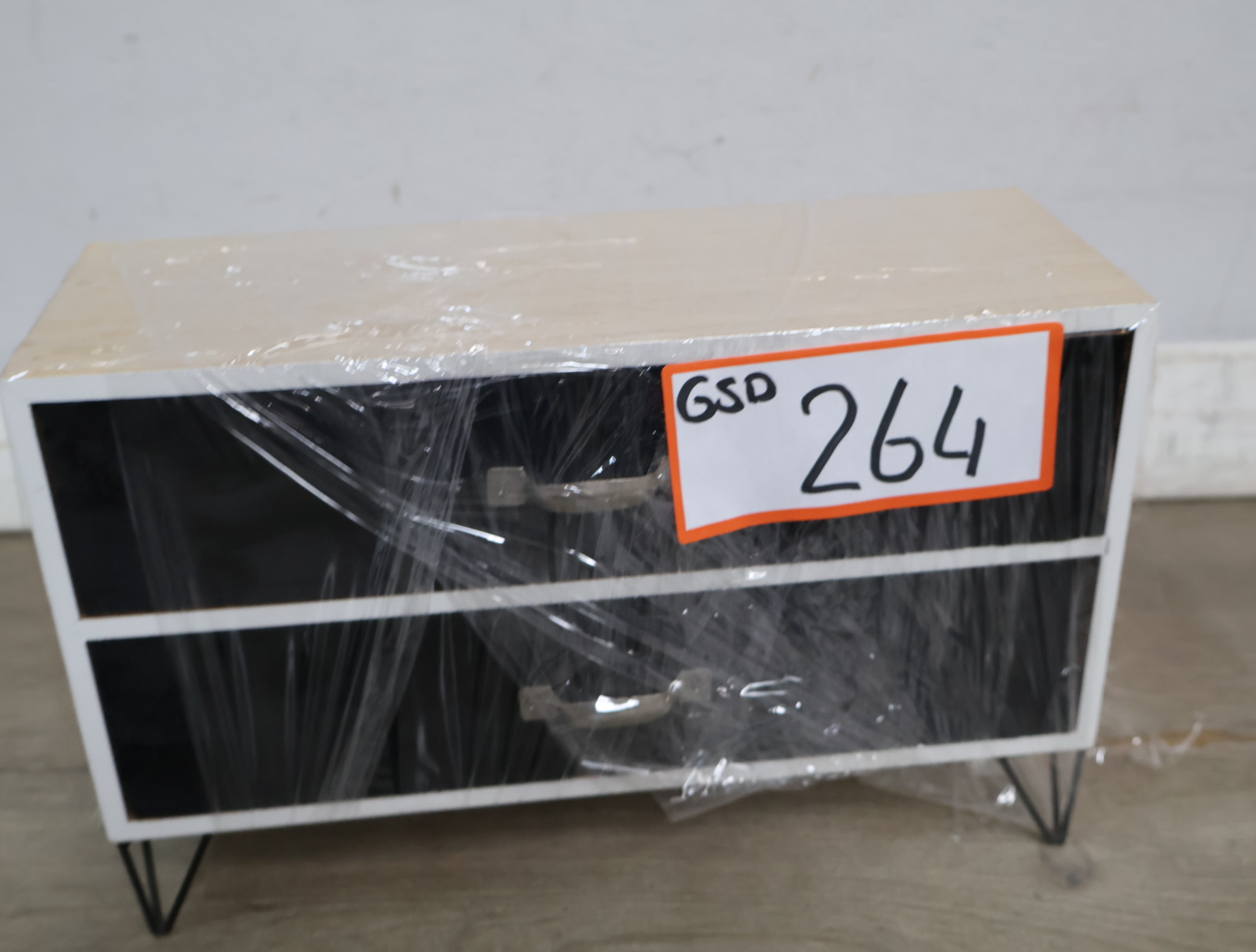 Houten ladekast met fluweel front en metalen poten – foto 18 – kavel bij GSD Auctions, Zoeterwoude