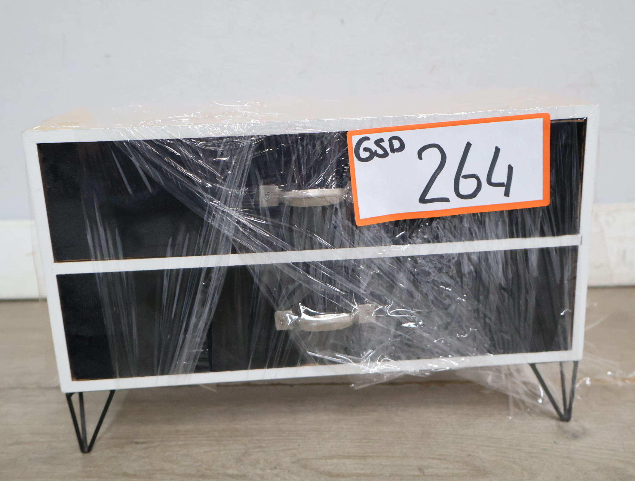 Houten ladekast met fluweel front en metalen poten – foto 19 – kavel bij GSD Auctions, Zoeterwoude