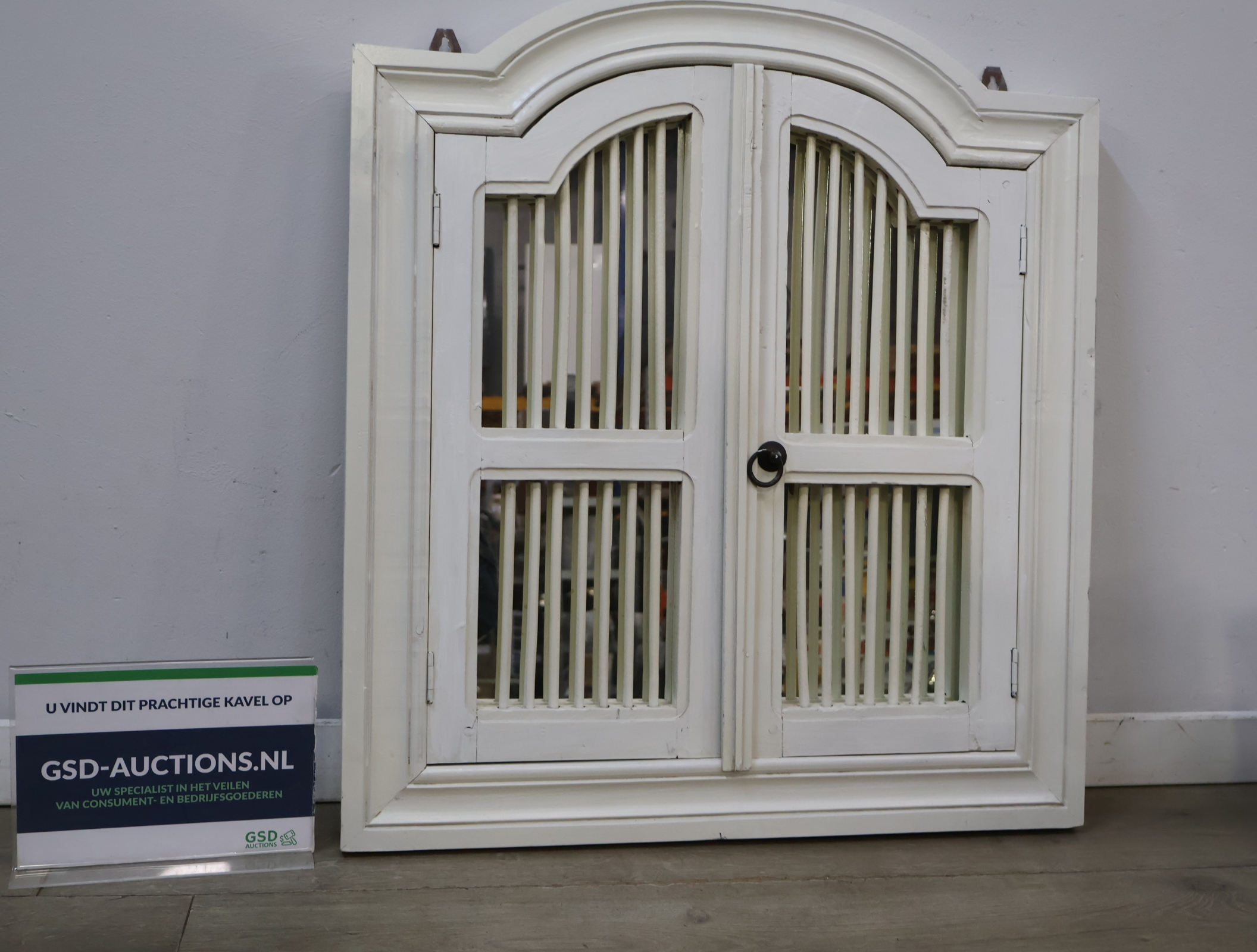 Wit houten spiegel – kavel bij GSD Auctions, Zoeterwoude