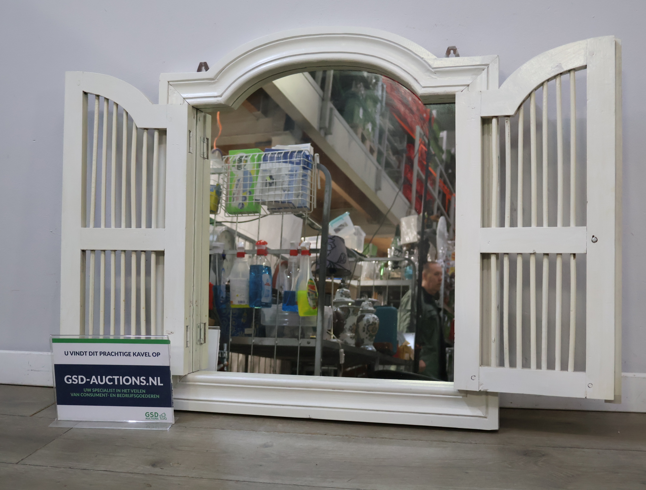 Wit houten spiegel – foto 2 – kavel bij GSD Auctions, Zoeterwoude