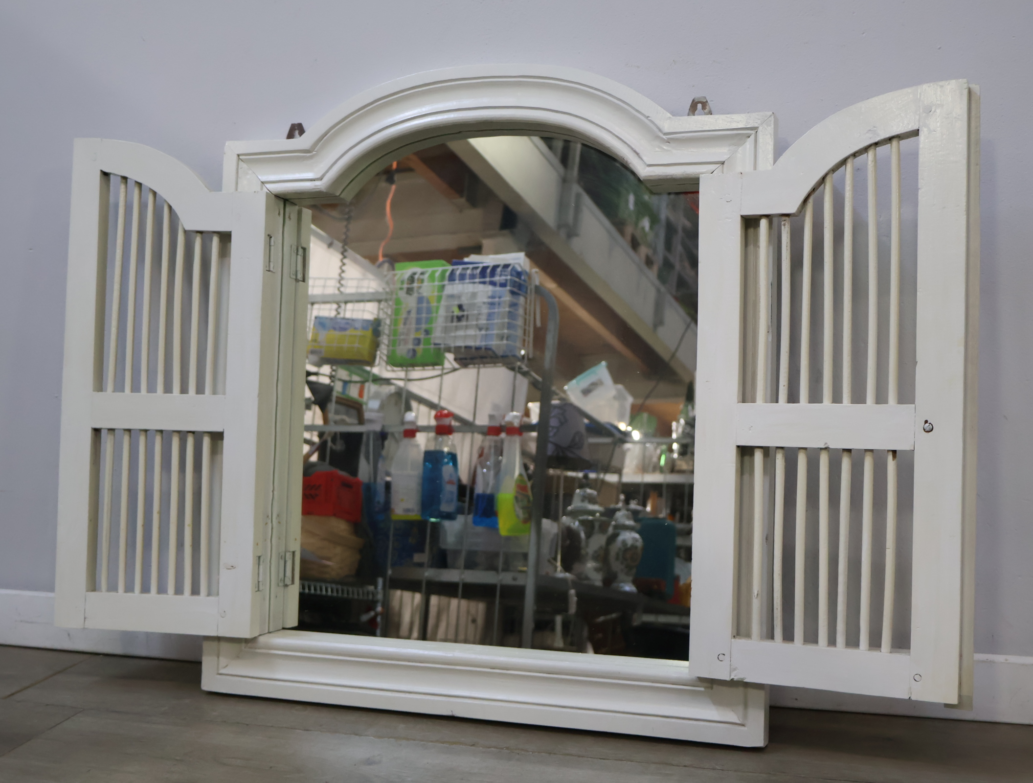 Wit houten spiegel – foto 3 – kavel bij GSD Auctions, Zoeterwoude