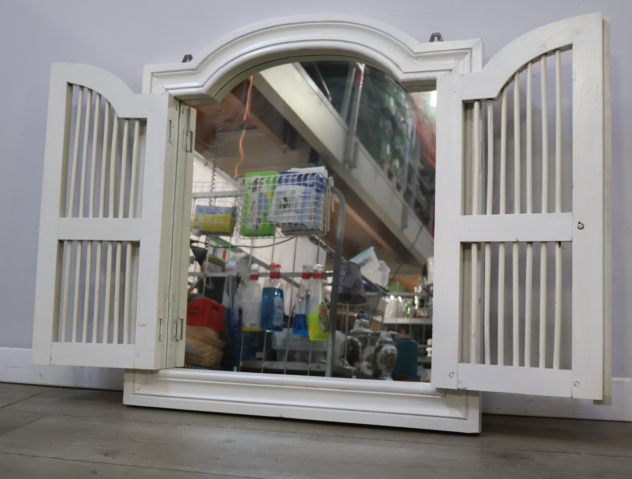 Wit houten spiegel – foto 4 – kavel bij GSD Auctions, Zoeterwoude