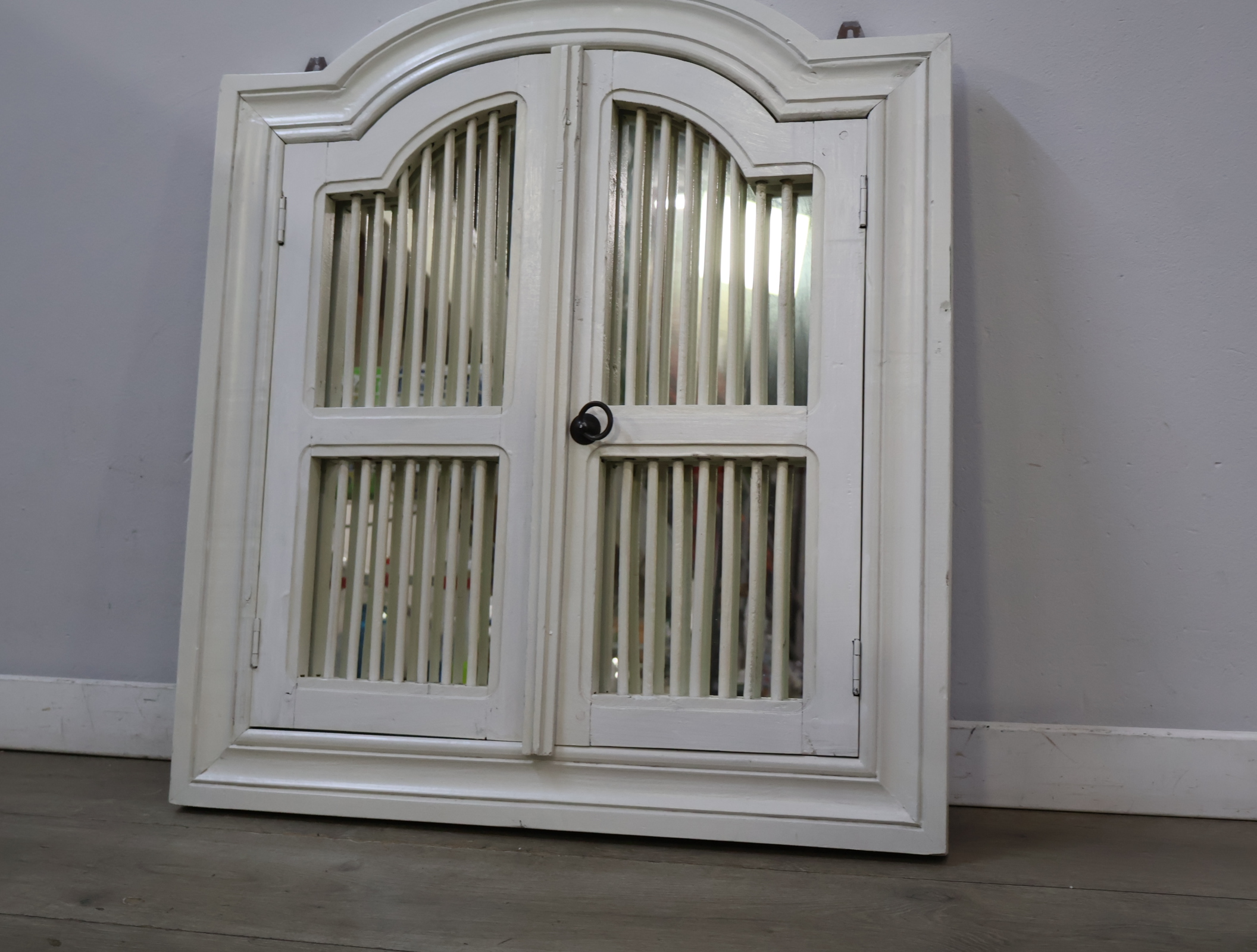 Wit houten spiegel – foto 7 – kavel bij GSD Auctions, Zoeterwoude