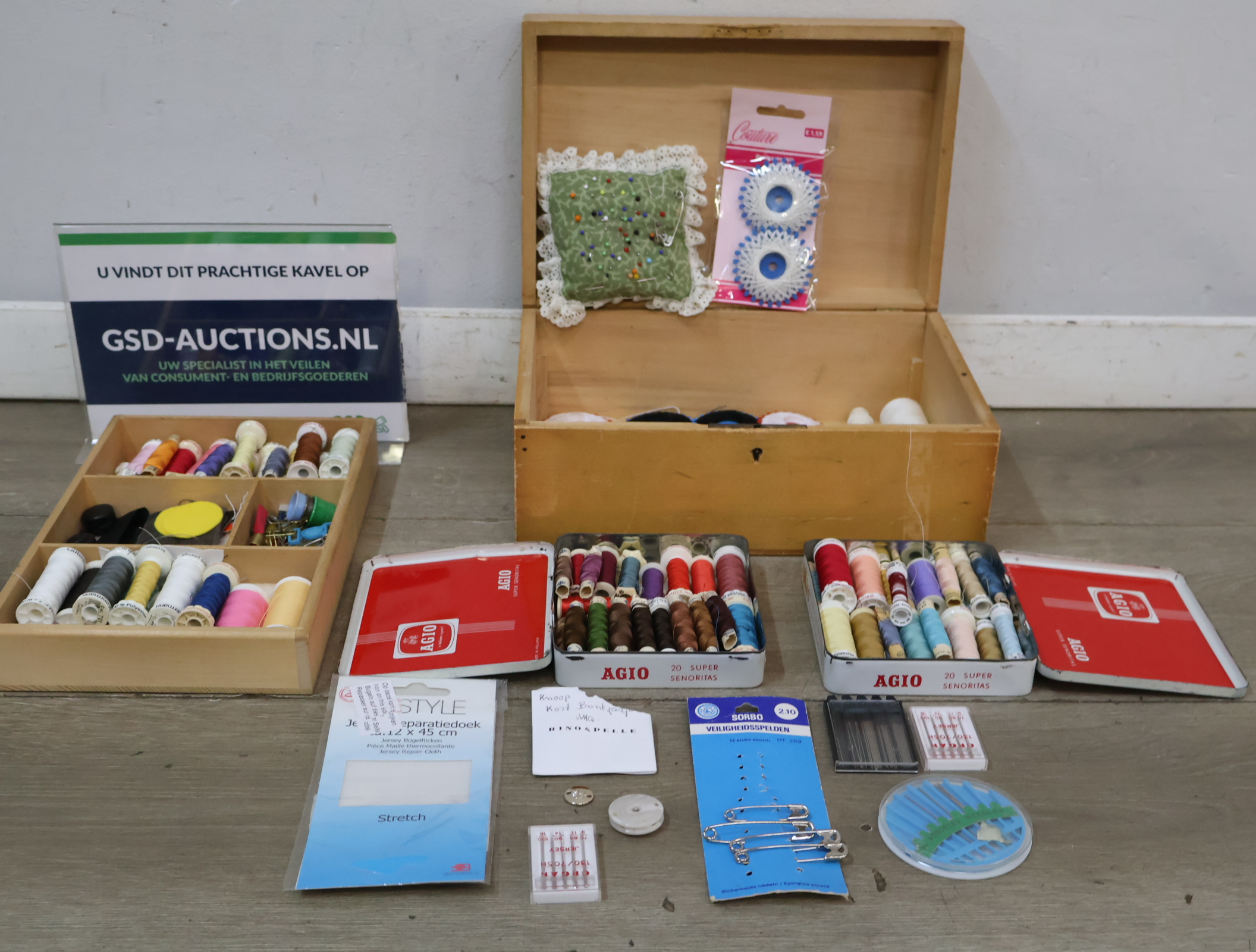 Houten naaidoos met Garen – kavel bij GSD Auctions, Zoeterwoude