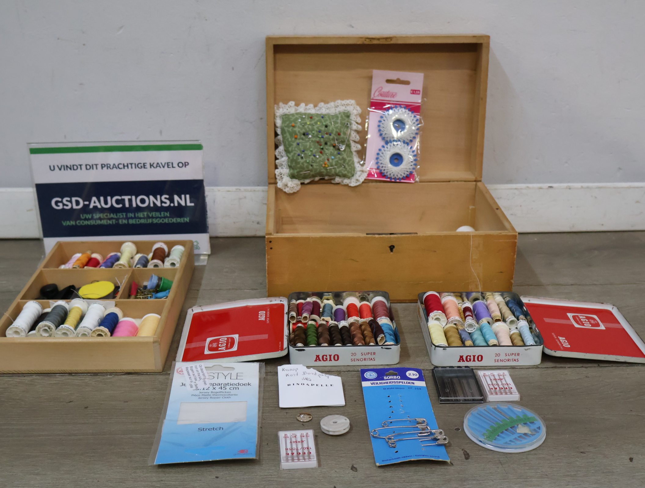 Houten naaidoos met Garen – foto 2 – kavel bij GSD Auctions, Zoeterwoude